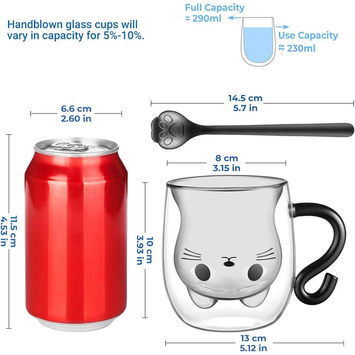 Illustration zum Vergleich von Trinkgeschirr-Größen: rote Limonadendose 11,5 cm hoch, katzförmiger Glastasse 10 cm hoch und 13 cm breit, Pfotenlöffel 14,5 cm lang, und Tassenkapazität vollständig 290 ml, nutzbar 230 ml.