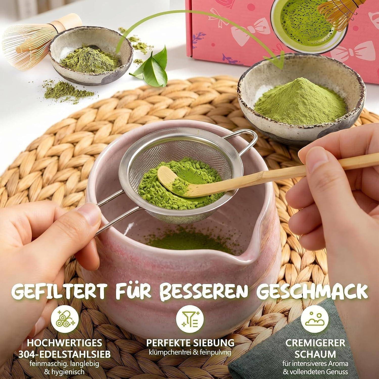 Hände sieben grünes Matcha-Pulver durch ein feines Sieb in eine Keramikschale, mit dem Text „GEFILTERT FÜR BESSEREN GESCHMACK", das feineren, cremigeren Tee bewirbt.