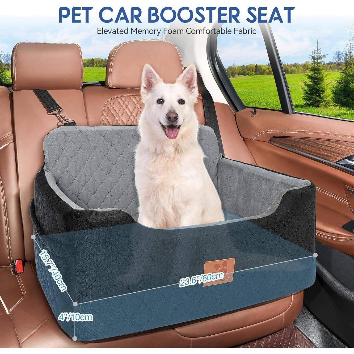 Weißer Hund sitzt in einem grauen Haustier-Auto-Booster-Sitz auf der Rückbank eines Autos; der Anzeigentext sagt „HAUSTIER-AUTO-BOOSTER-SITZ