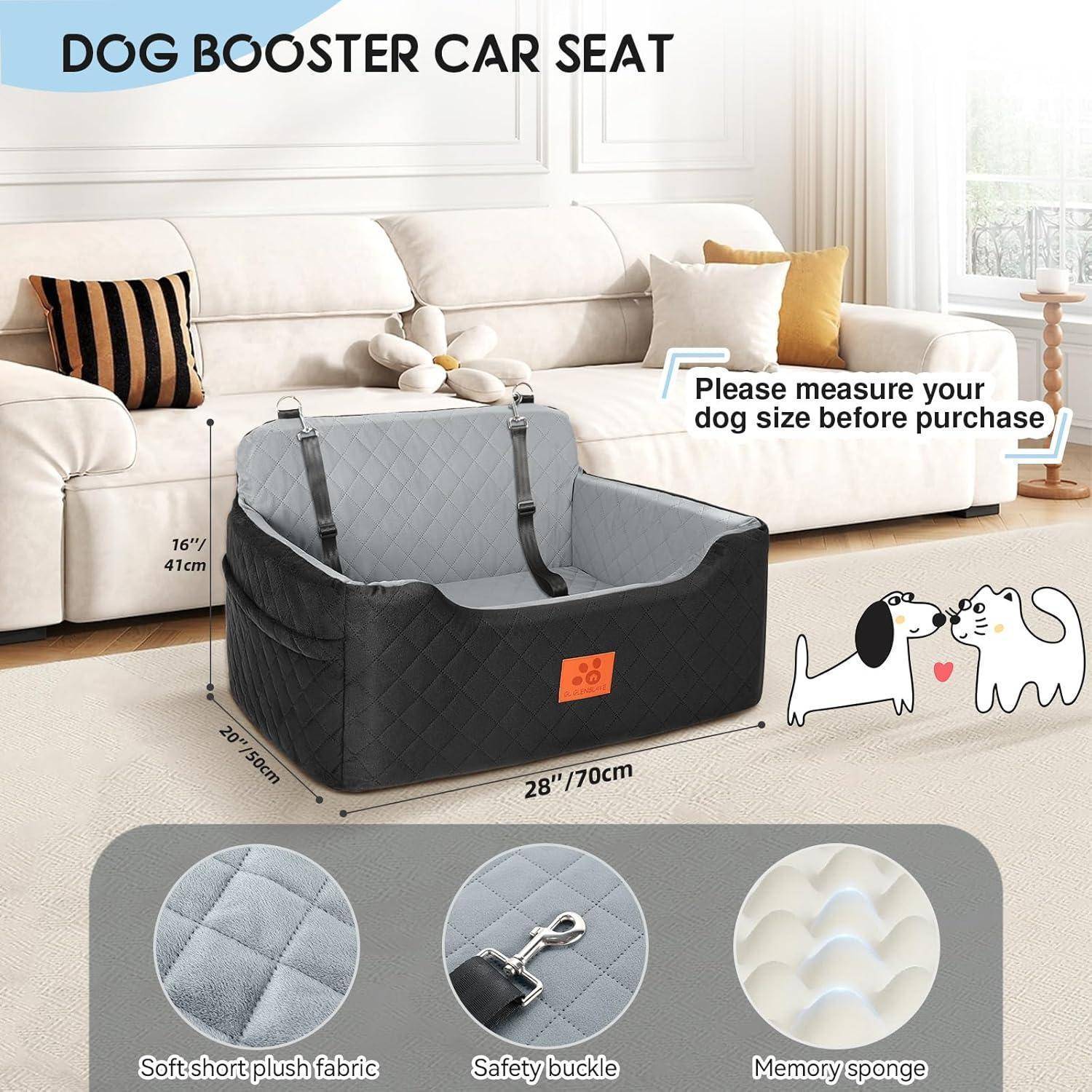 Hundeautokindersitz auf einem Wohnzimmerboden mit Größenmessungen und einer Notiz, um Ihren Hund vor dem Kauf zu messen; verfügt über weiches Plüschgewebe, Sicherheitsgurt und Memory-Schaum.