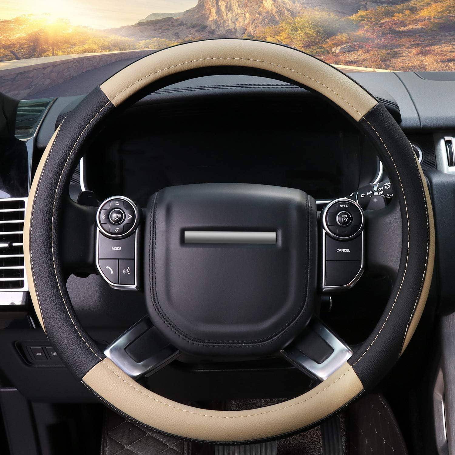 Nahaufnahme eines Luxusauto-Lenkrads mit beige und schwarzer Ledereinfassung und integrierten Steuertasten, aus der Perspektive des Fahrerplatzes betrachtet.