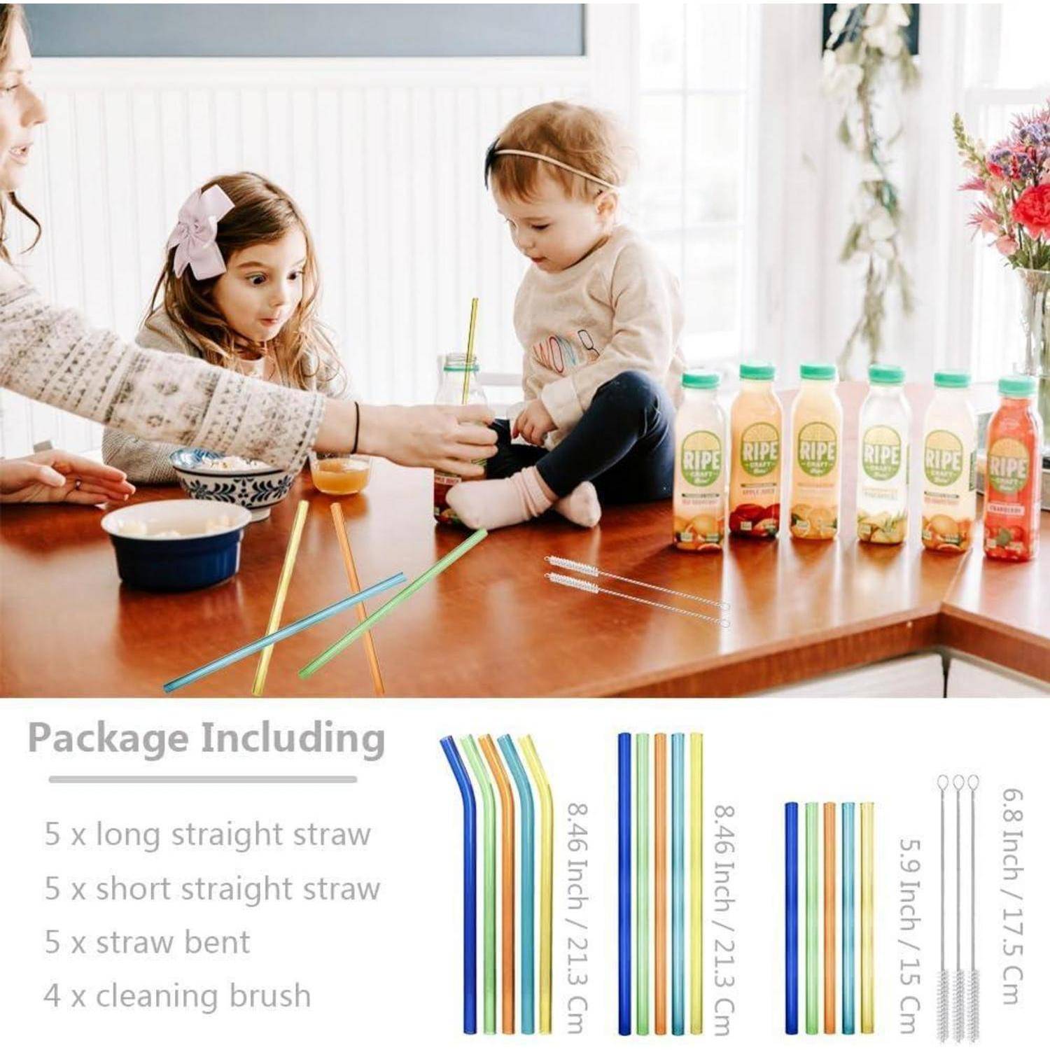 Kinder, die am Küchentisch bunte wiederverwendbare Strohhalme verwenden, darunter Produktverpackung mit der Auflistung von 5 langen geraden Strohhalmen, 5 kurzen geraden Strohhalmen, 5 gebogenen Strohhalmen und 4 Reinigungsbürsten.