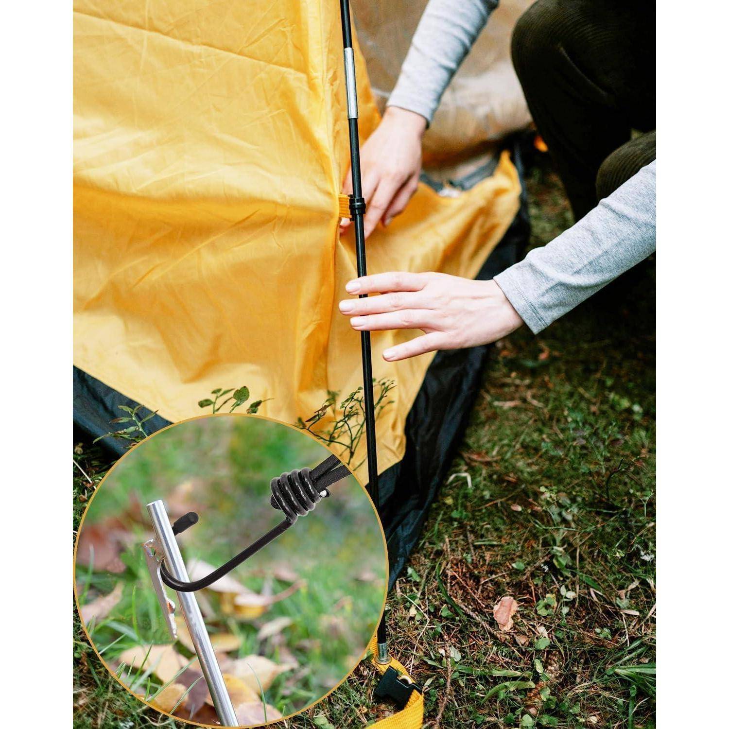 Hände montieren ein gelbes Campingzelt und passen die Stange und das Tuch in Bodennähe an; die Vergrößerung zeigt eine Nahaufnahme einer Stangenhaken, die am Gestell befestigt wird.