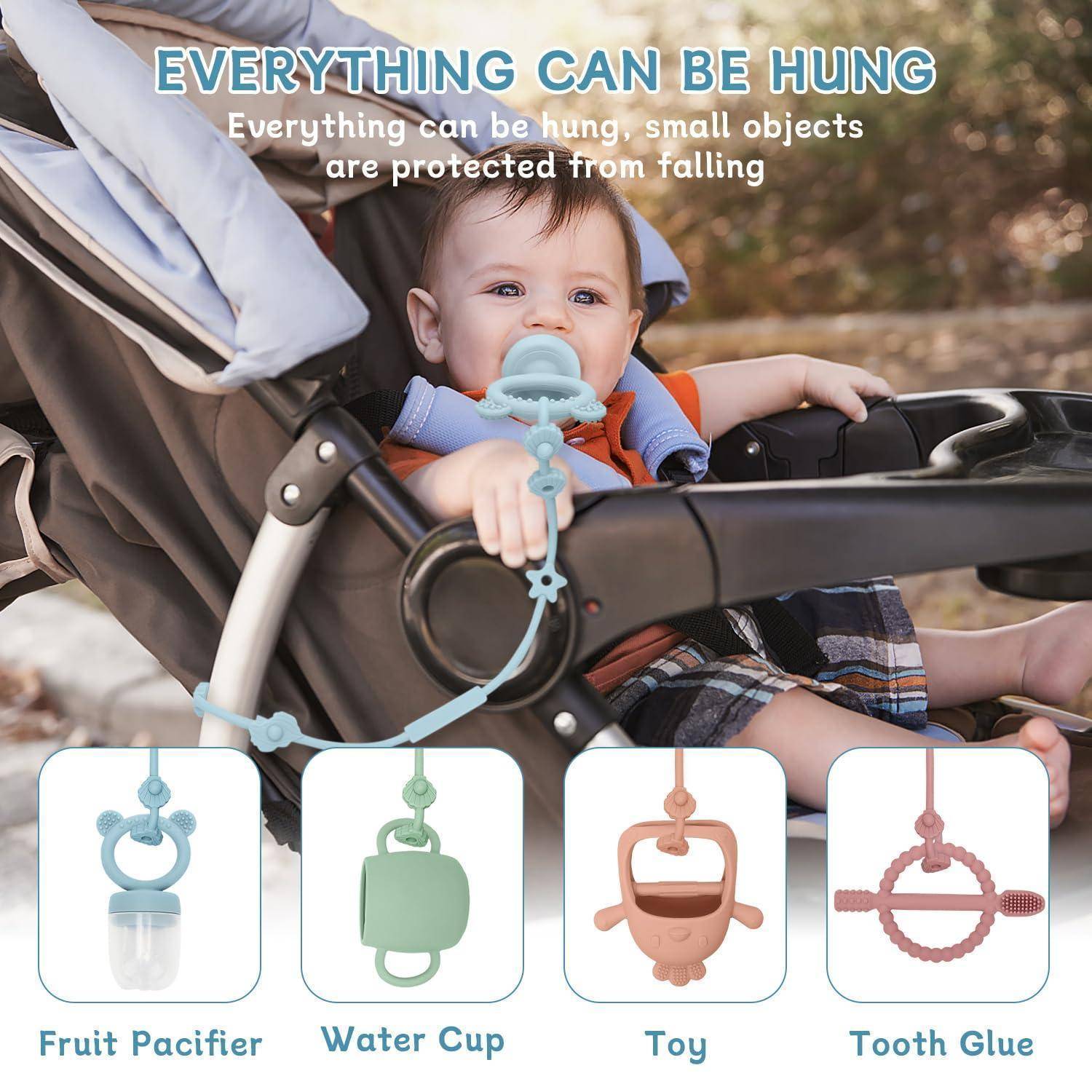 Baby im Kinderwagen mit Silikonschlaufen zum Aufhängen; Text sagt „Alles kann aufgehängt werden" und zeigt Beispiele: Obst-Schnuller, Wassertasse, Spielzeug, Zahnungshilfe.