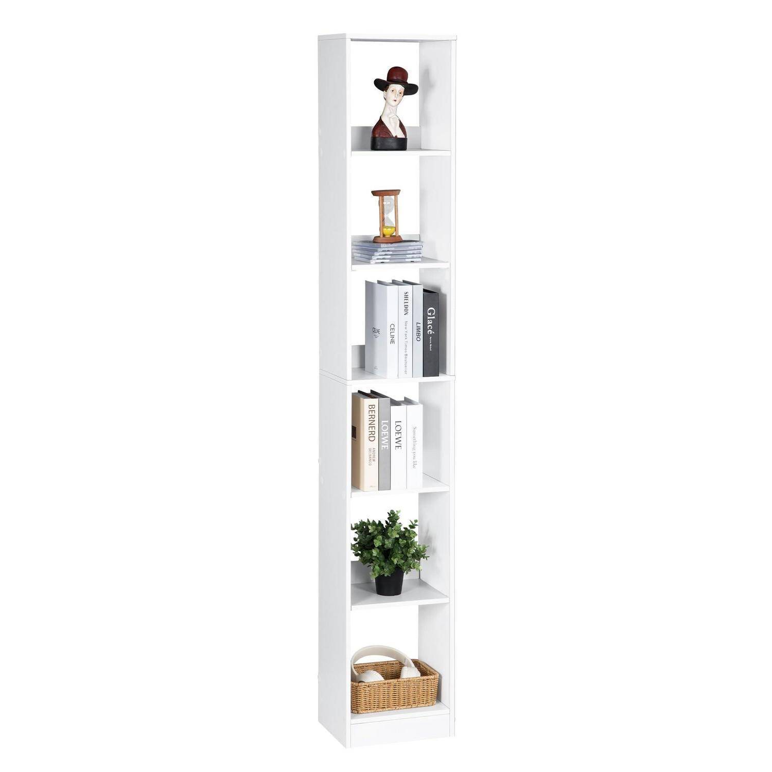 Hohes, weißes, schmales Regalmodul mit sechs offenen Fächern, die Bücher, eine kleine Sanduhr, eine Figur, eine Pflanze und einen Korb enthalten.