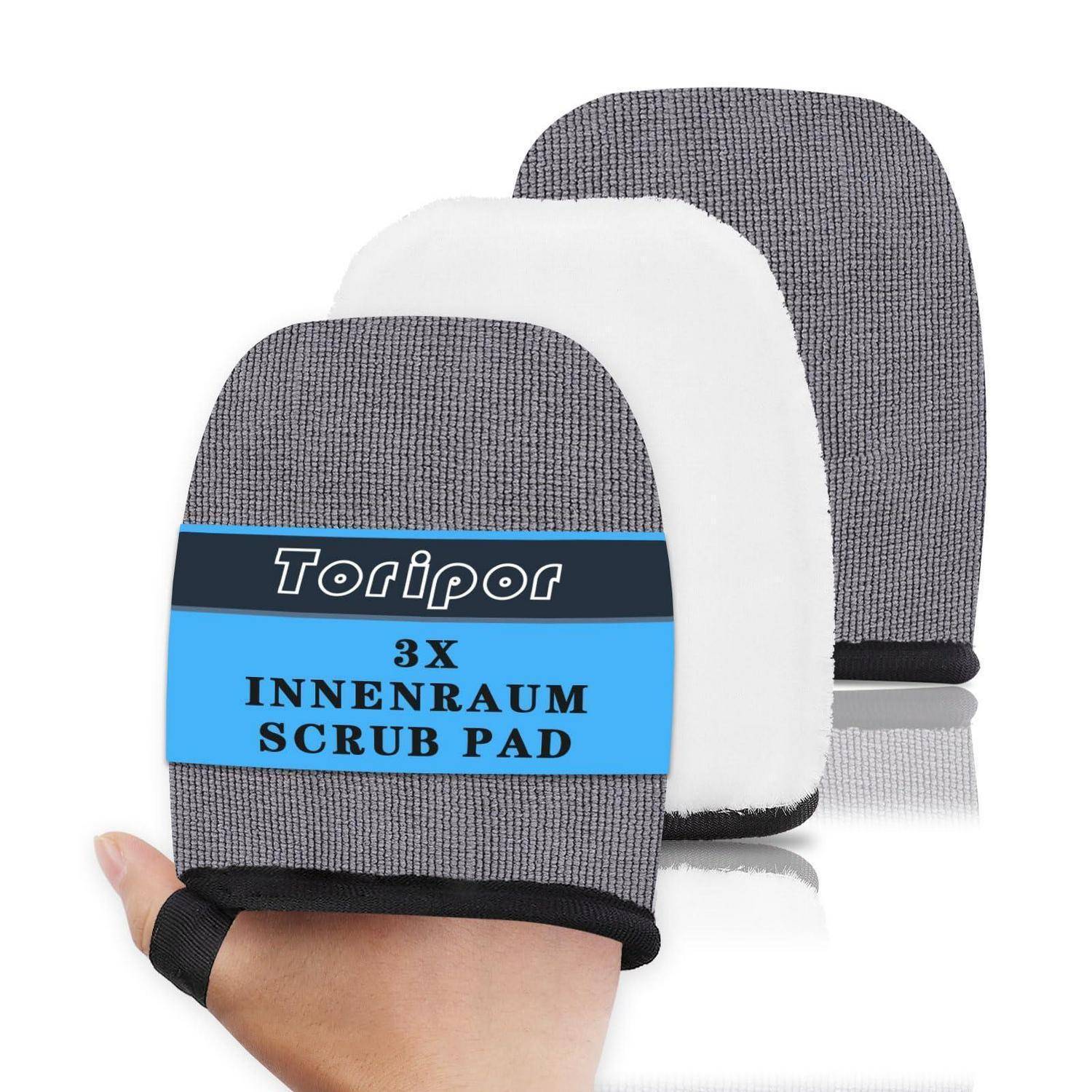 Drei Toripor-Innenraum-Reinigungspads auf einer Hand dargestellt, mit einem Pad mit der Bezeichnung „3X INNERAUM SCRUB PAD