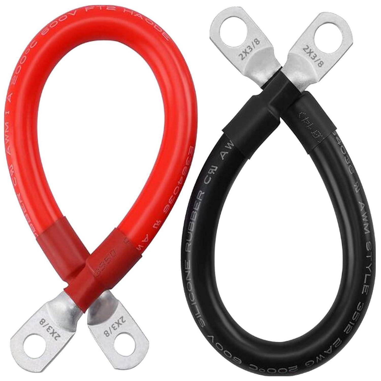 Zwei isolierte Batteriekabel, eines rot und eines schwarz, jeweils mit Ringösen an beiden Enden.