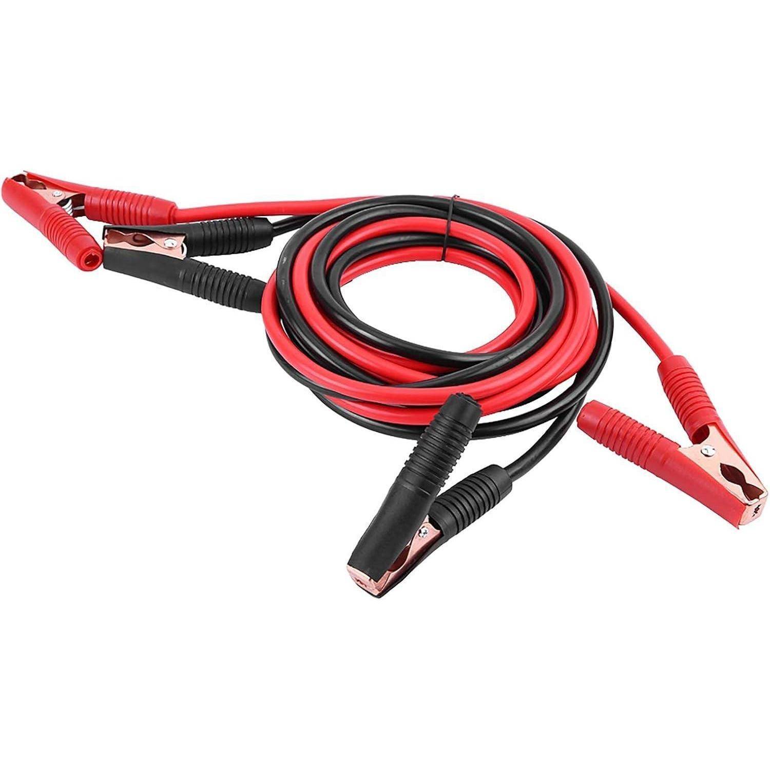 Aufgerollte rote und schwarze Starthilfekabel mit Metallklemmen zum Starten einer Fahrzeugbatterie.