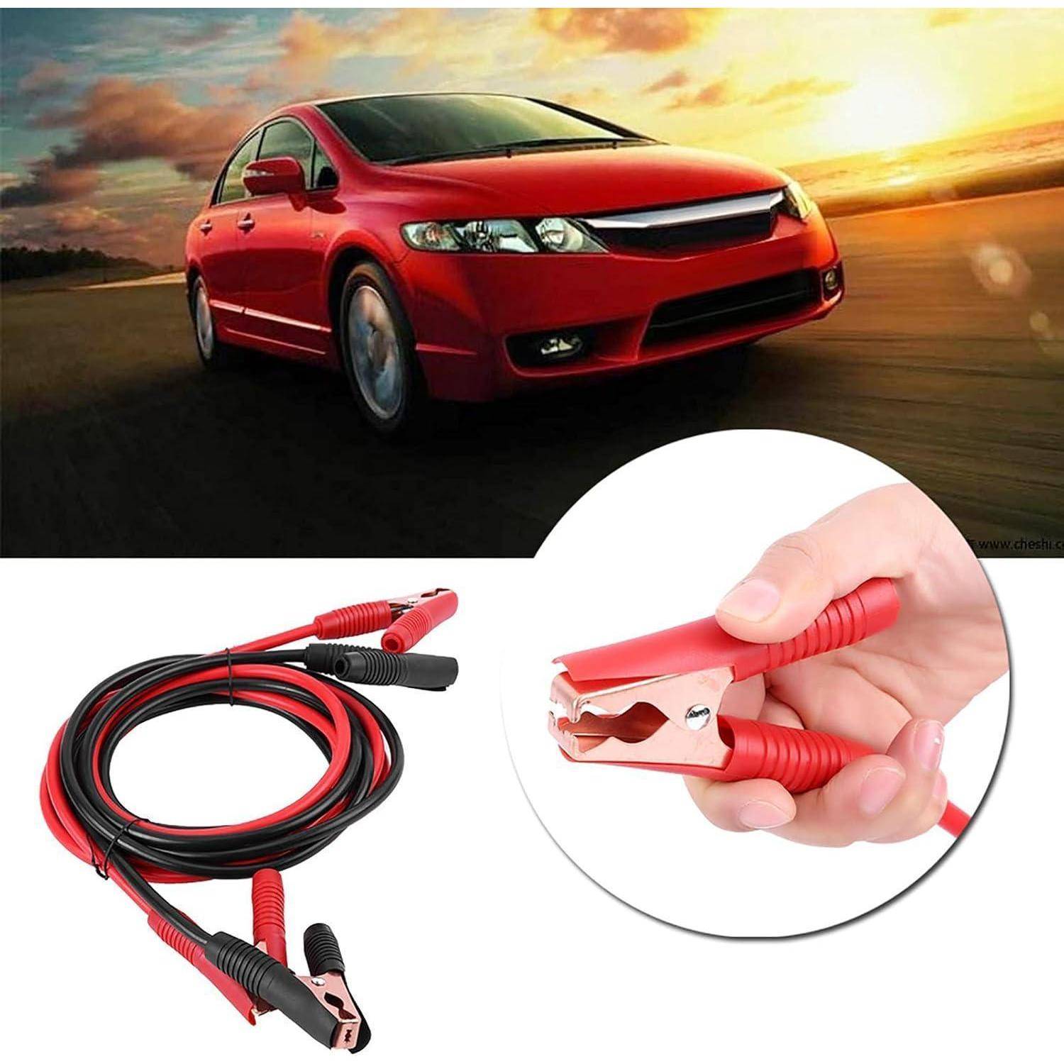 Rotes Auto, das bei Sonnenuntergang auf einer Straße fährt, über einem aufgerollten rot-schwarzen Autobatterie-Starthilfekabel mit nahaufnahmegezeigtem Krokodilklemmen.