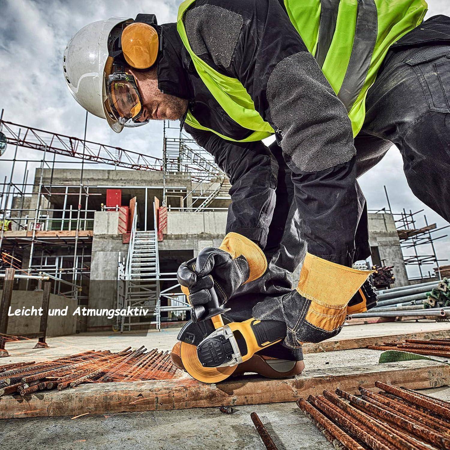 Bauarbeiter in Schutzausrüstung verwendet einen tragbaren Winkelschleiffer zum Schneiden von Metallbewehrung auf einer Baustelle.
