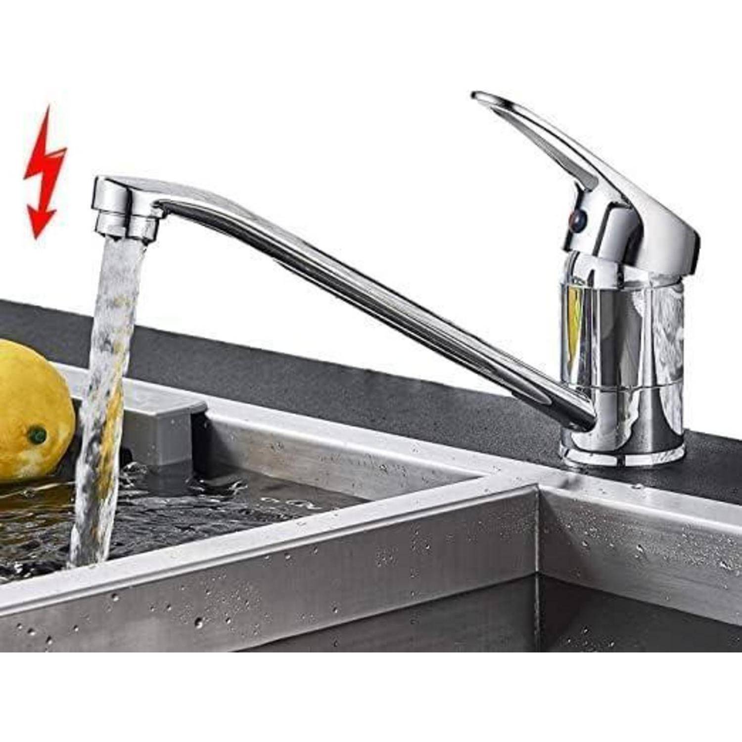 Chrome-Küchenarmatur mit langem Auslauf, aus dem Wasser in ein Waschbecken fließt, dargestellt mit einem roten Blitzsymbol, das einen energiesparenden Wasserfluss andeutet.