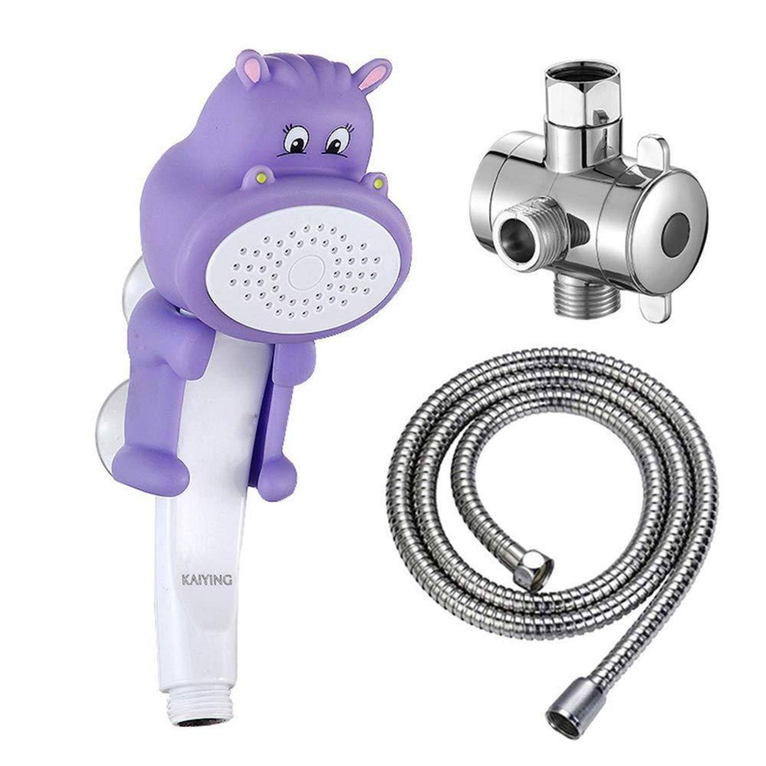 Violette hippo-thematische tragbare Duschkopf mit Metallumschaltventil und aufgerolltem Schlauch auf weißem Hintergrund.