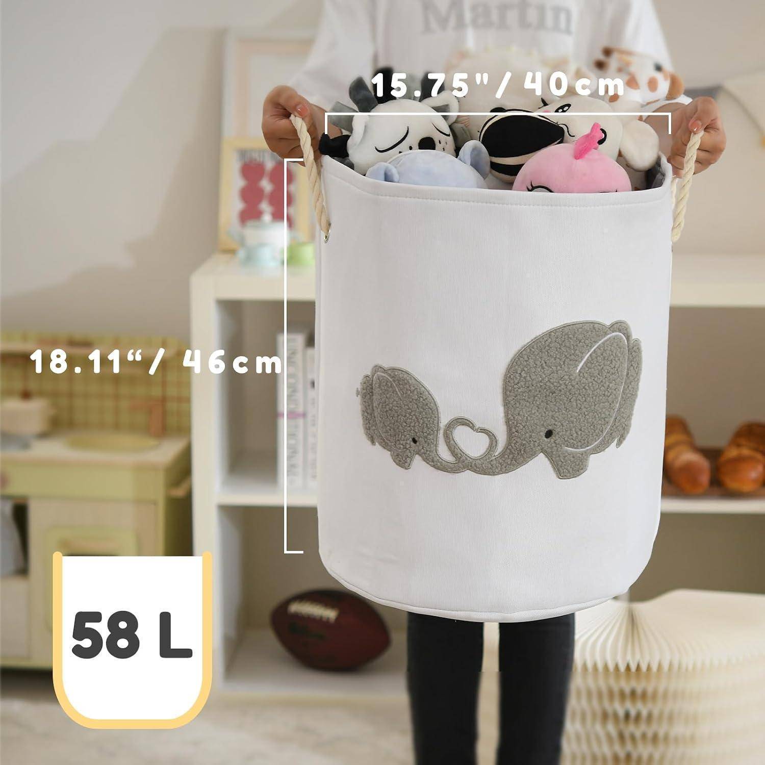 Weißer 58-L-Stoff-Lagerbehälter mit Elefantendesign, gezeigt mit Größenangaben 15,75 Zoll x 18,11 Zoll, gefüllt mit Kuscheltieren.