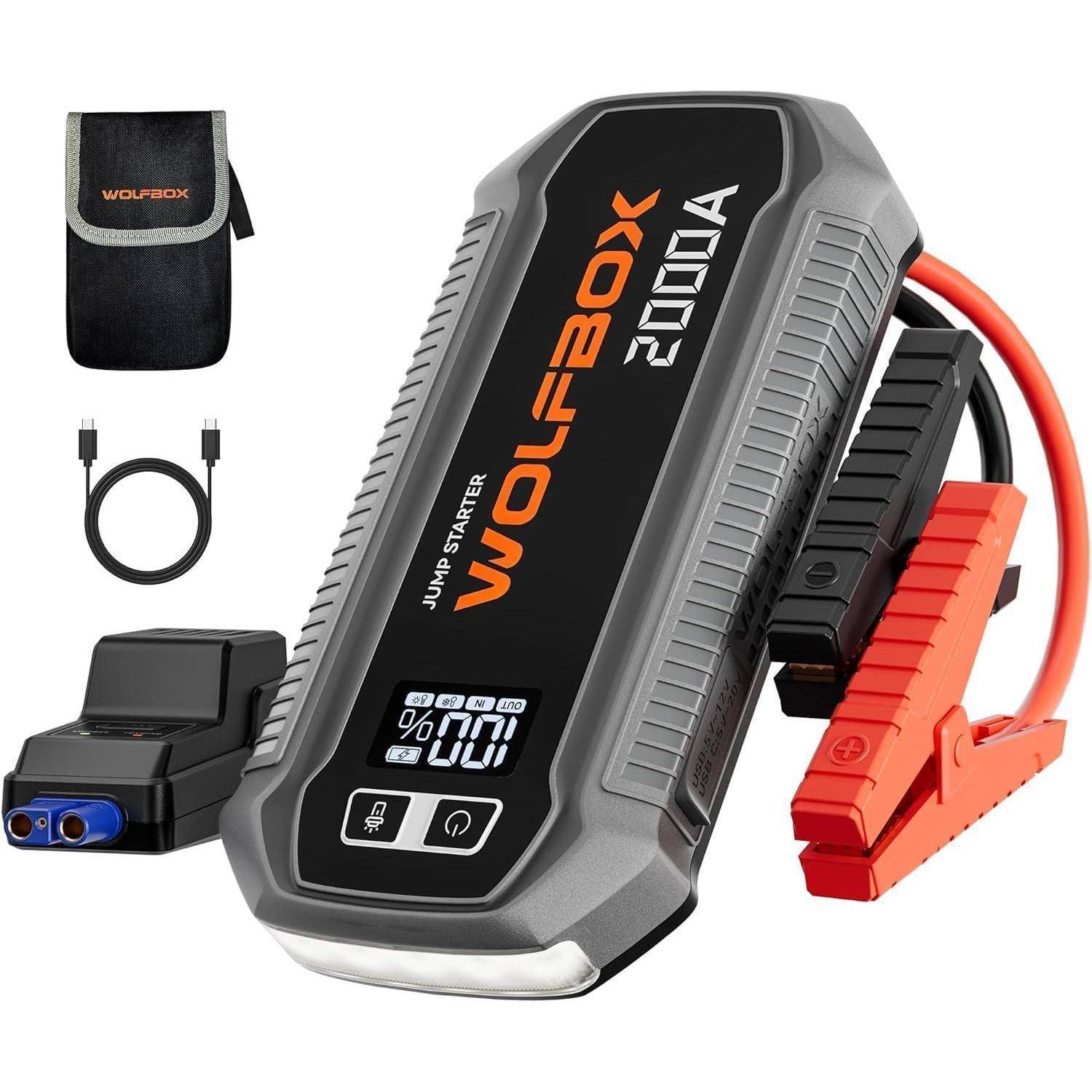 WOLFBOX 2000A Starthilfegerät mit Klemmen, USB-C-Kabel, Transporttasche und Adapter-Zubehör auf weißem Hintergrund dargestellt.