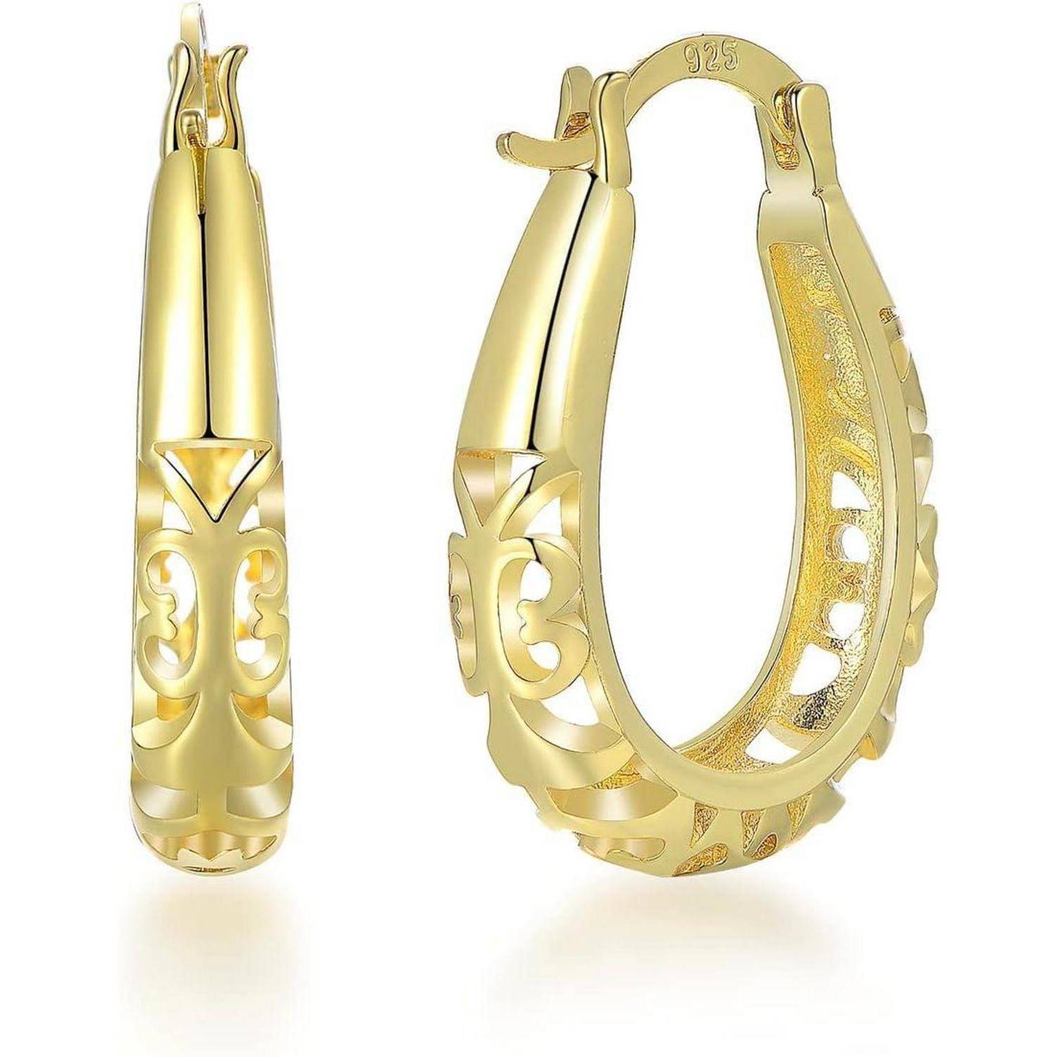 Goldfarbene Reifringe mit ornamentalem Durchbruchdekor, von vorne und von der Seite auf weißem Hintergrund abgebildet.