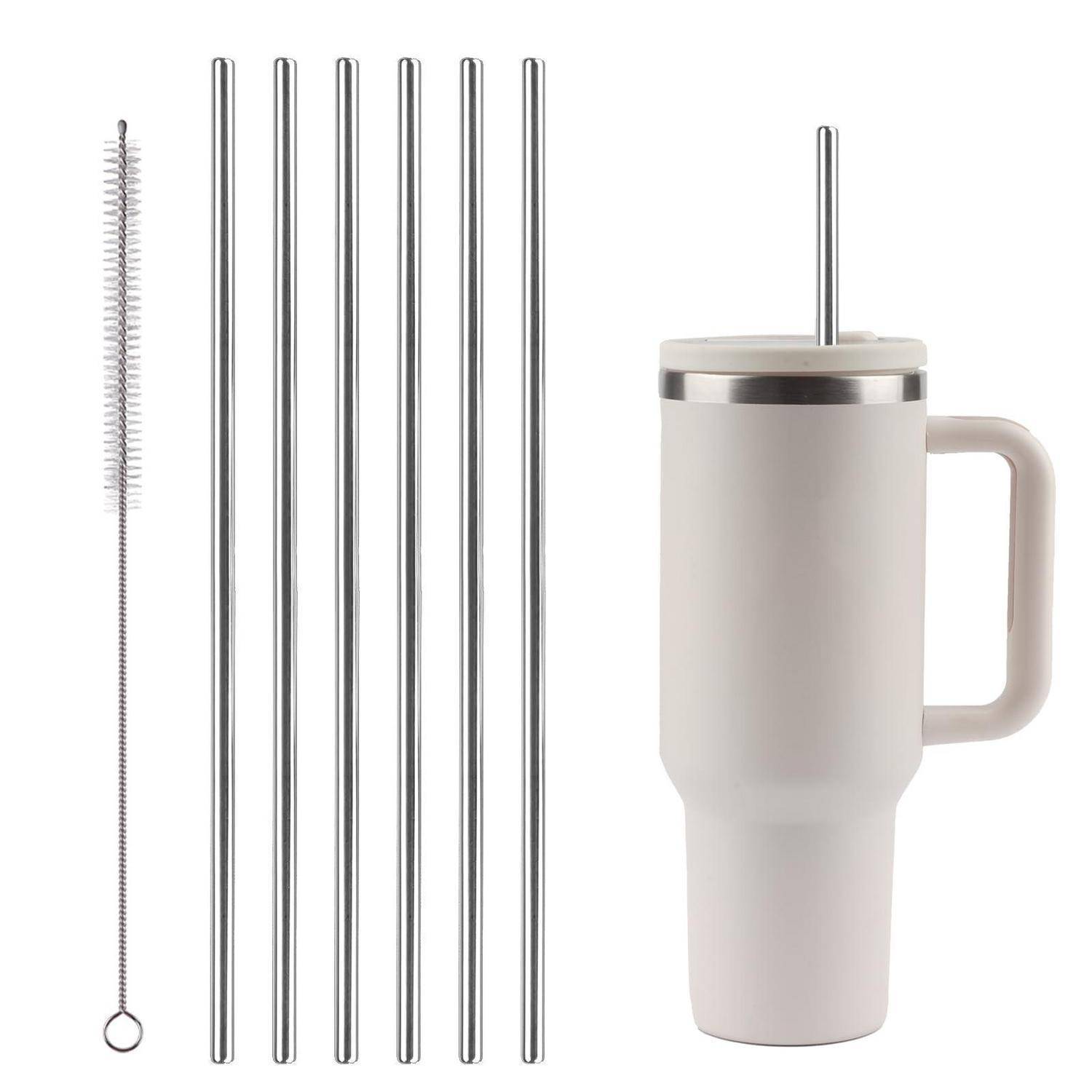 Wiederverwendbarer Becher mit Griff und Metallhalm, gezeigt mit sechs zusätzlichen Edelstahlhalmen und einer Reinigungsbürste auf weißem Hintergrund.