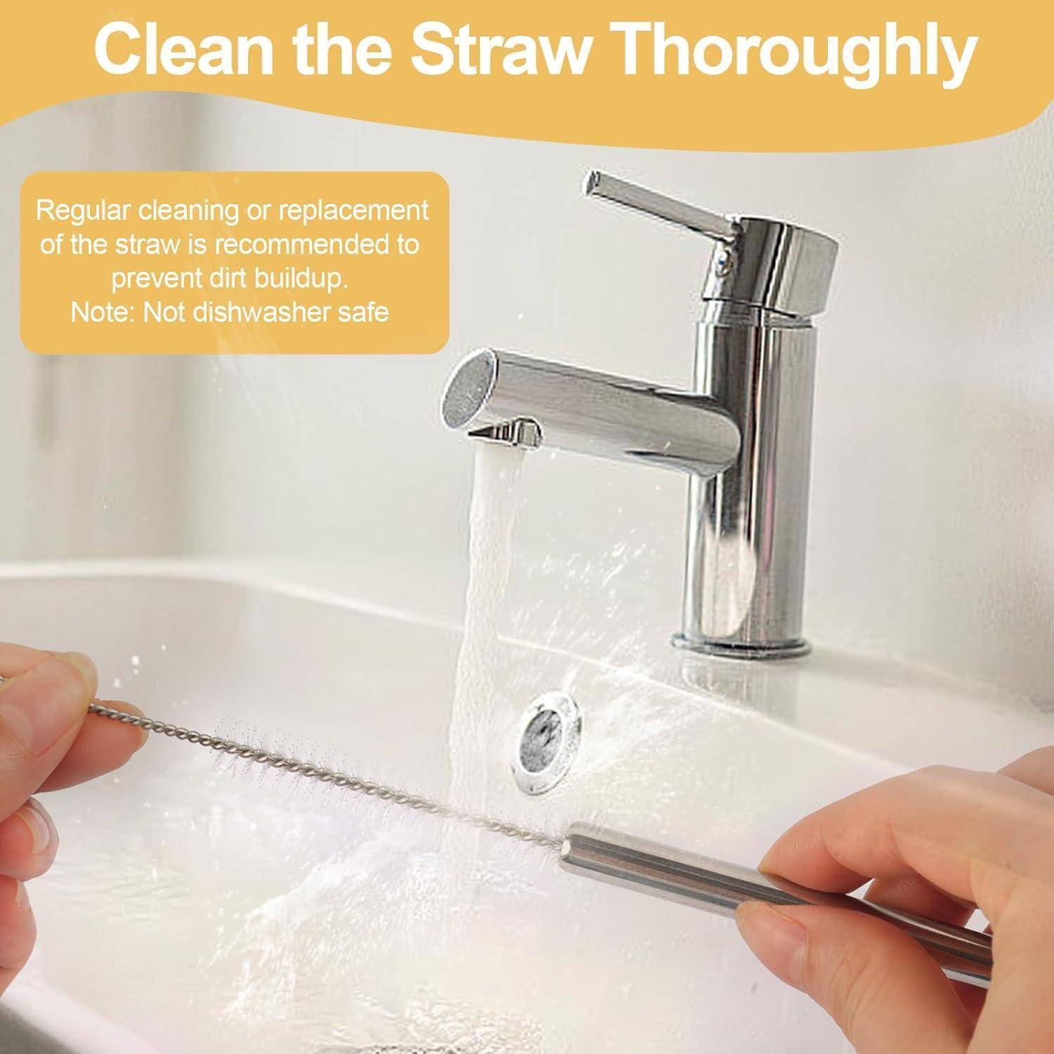 Hände reinigen einen Trinkhalm an einem Wasserhahn mit einer dünnen Bürste; der Text besagt „Den Strohhalm gründlich reinigen" und empfiehlt regelmäßiges Reinigen, wobei darauf hingewiesen wird, dass er nicht spülmaschinenfest ist.
