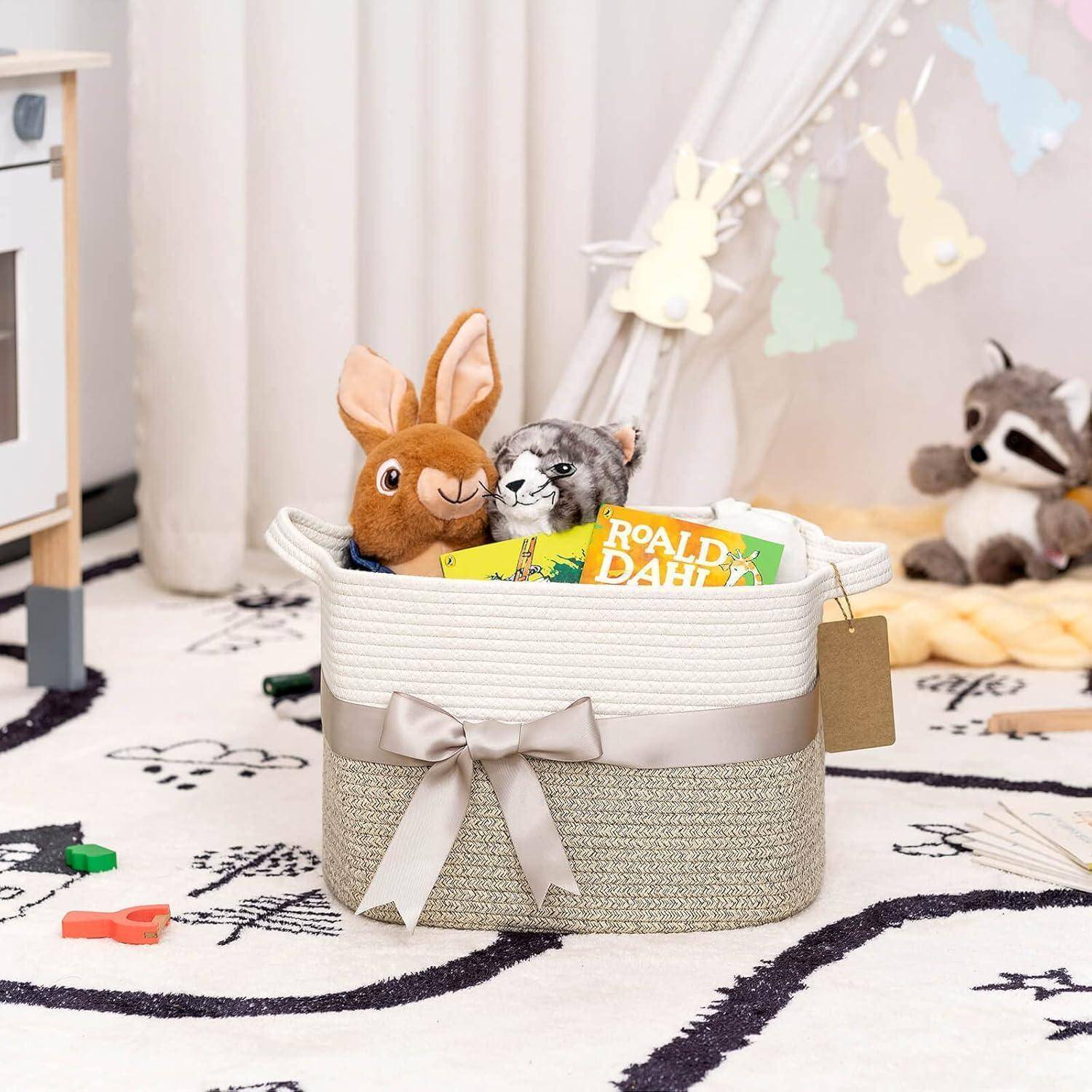 Ein gewebter Spielzeugkorb mit einer Schleife aus Band enthält Kuscheltiere und Kinderbücher in einem Kinderzimmer oder Spielzimmer.