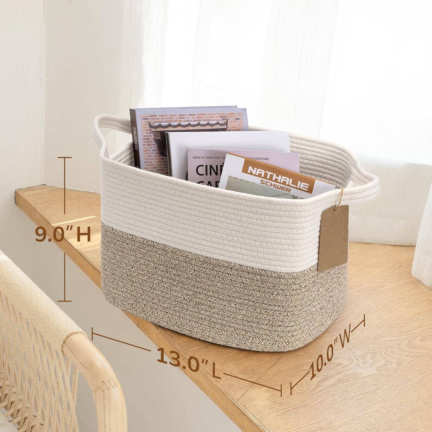 Weiß-beige geflochtener Aufbewahrungskorb auf einem Regal, der Magazine enthält; mit den Maßen 13,0'L x 10,0'B x 9,0'H gekennzeichnet.