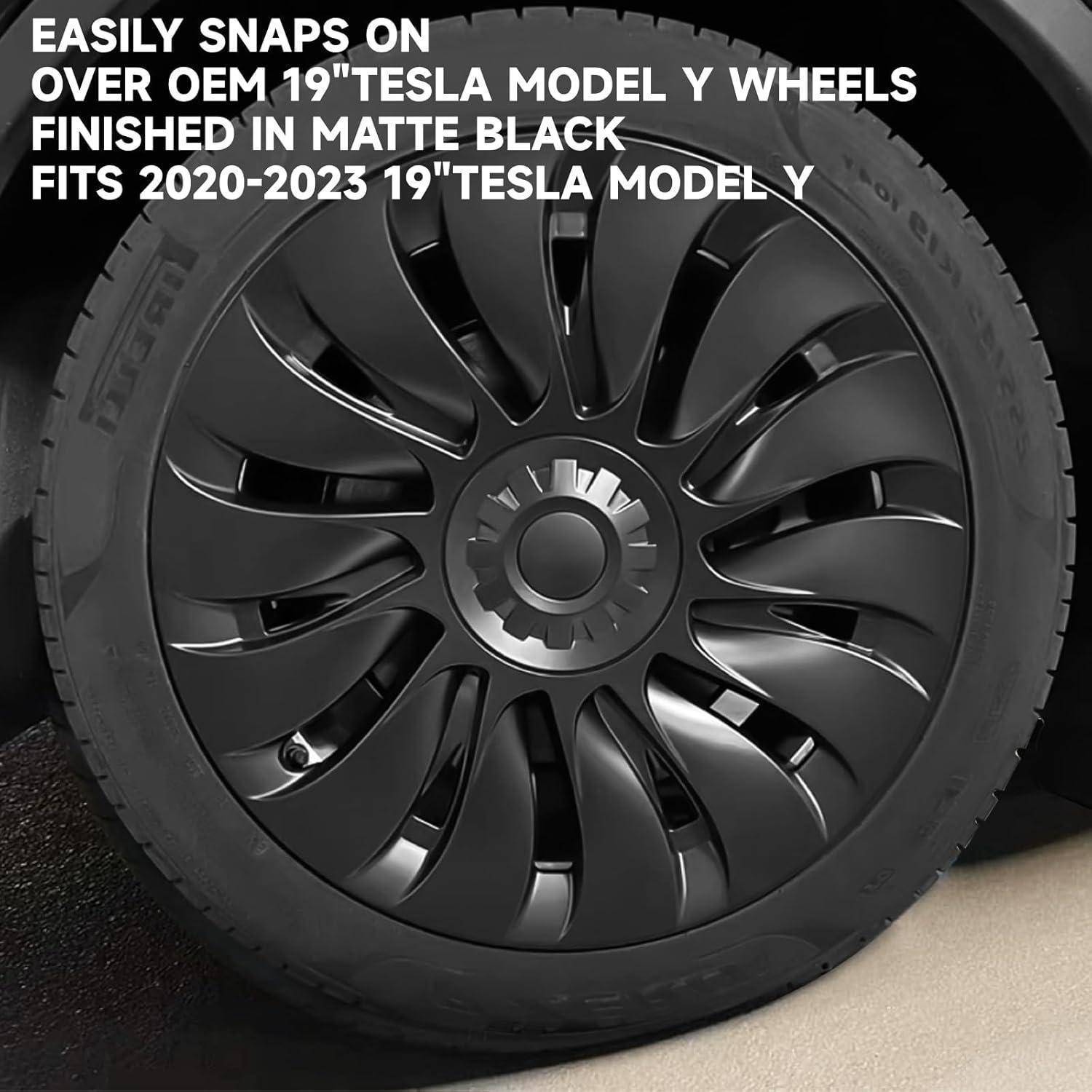 Matter schwarze Snap-On-Radkappe auf einem Tesla-Model-Y-Rad, mit Text, der angibt, dass sie auf 19-Zoll-Model-Y-Räder von 2020-2023 passt.
