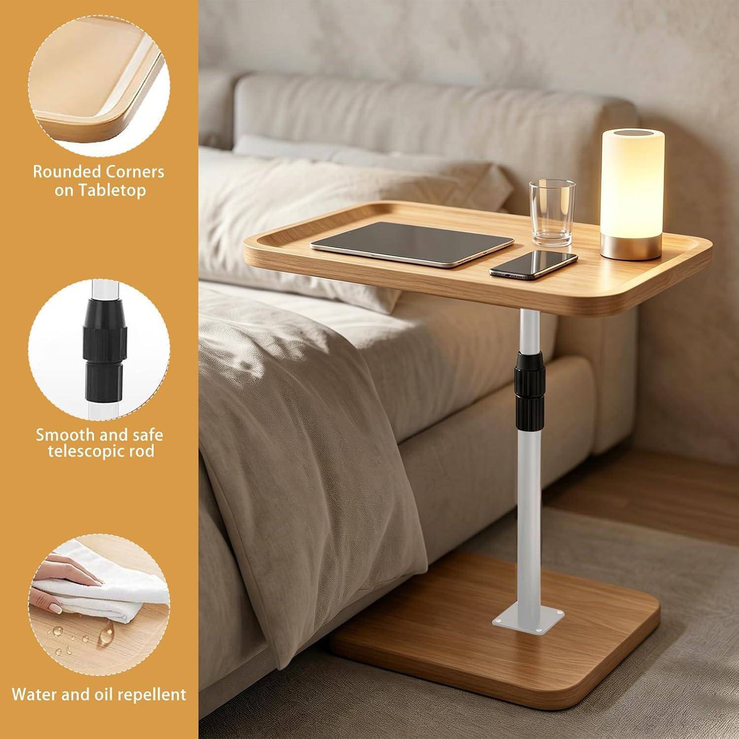 Verstellbarer Holz-Überbeettisch neben einem Sofa mit Tablet, Telefon, Glas und Lampe; eingefügte Legenden heben abgerundete Ecken, Teleskopstange und wasser-/ölabweisende Oberfläche hervor.