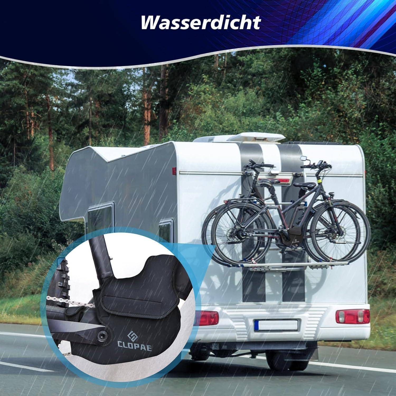 Beworbene wasserdichte Wohnwagen-Abdeckung auf einem Wohnmobil mit Fahrrädern auf der Rückseite montiert; Ausschnitt zeigt Nahaufnahme der schützenden Passform der Abdeckung.