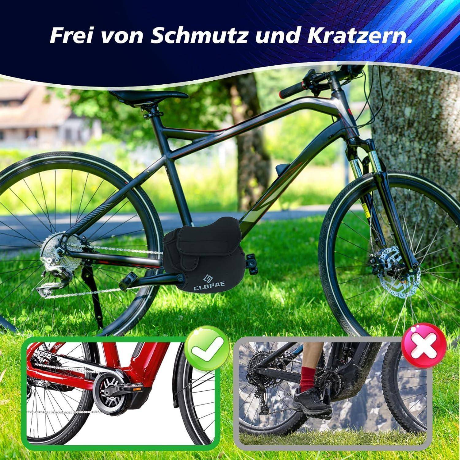 # Werbebild eines schwarzen Fahrrads mit Rahmentasche auf Gras, gekennzeichnet mit dem deutschen Text „Frei von Schmutz und Kratzern." mit einem Häkchen, das ein sauberes Antriebssystem zeigt, und einem X, das eine schmutzige, bespritzte Kette zeigt.