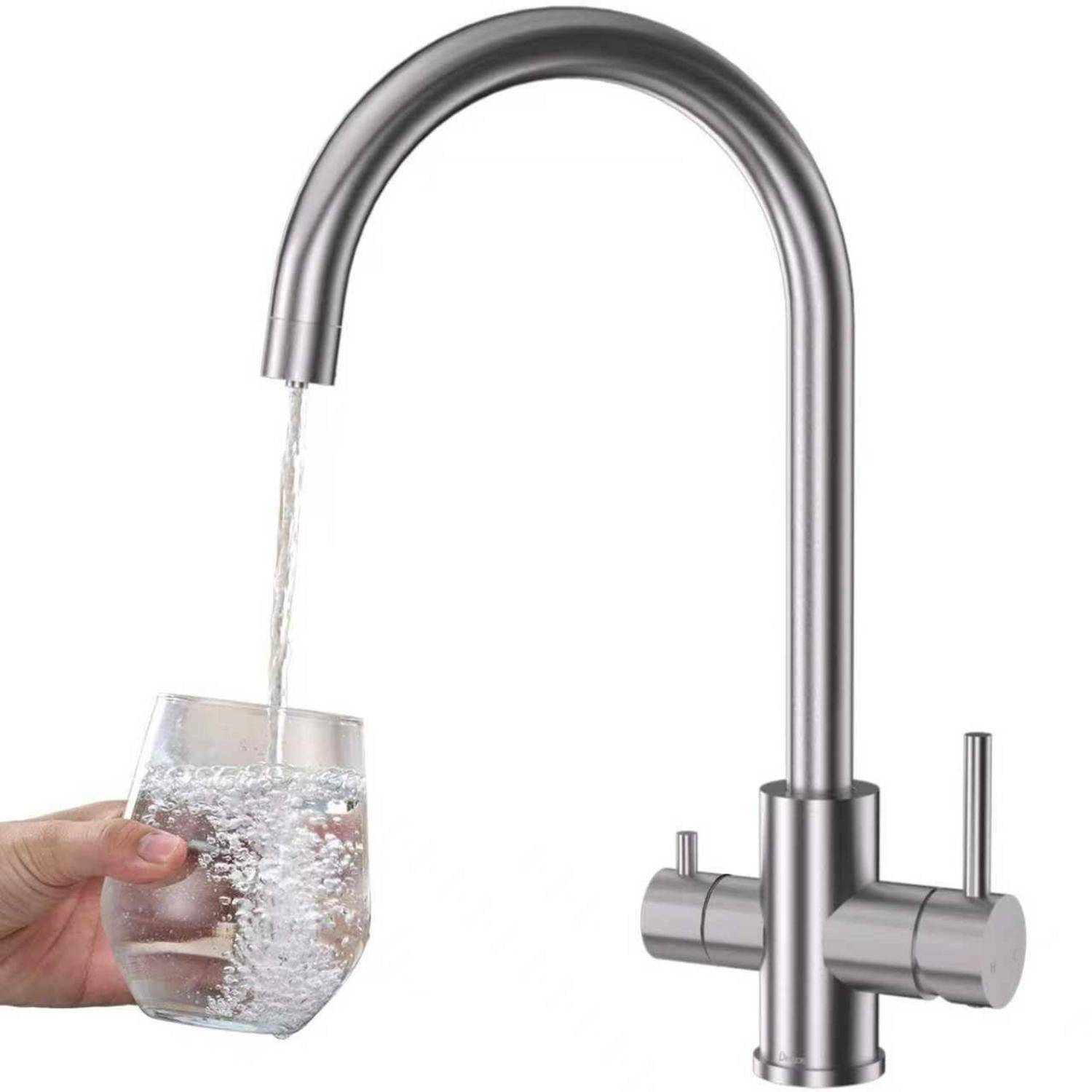 Edelstahlküchenhahn, der Wasser in ein gehaltenes Glas auf weißem Hintergrund gießt.