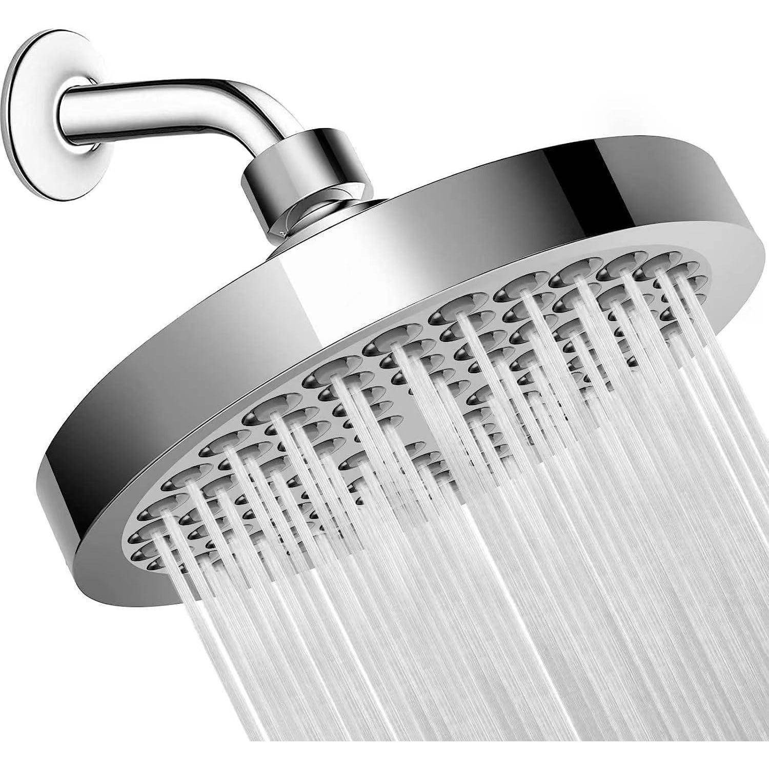 Verchromter runder Regenduschkopf montiert auf einem Wandarm, der mehrere Wasserstrahlen versprüht.