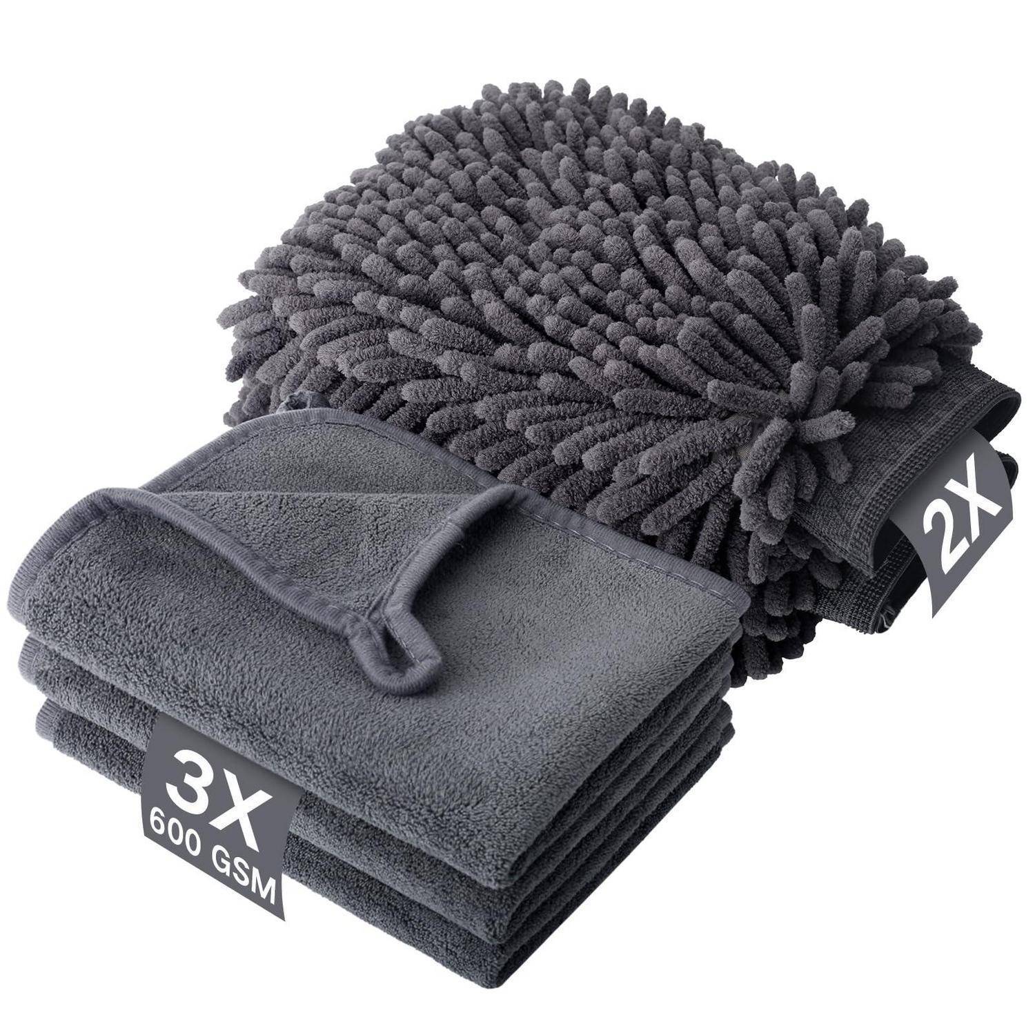 Drei graue Mikrofaser-Reinigungstücher, einschließlich einer Chenille-Handschuh und gekennzeichnet mit „3X 600 GSM