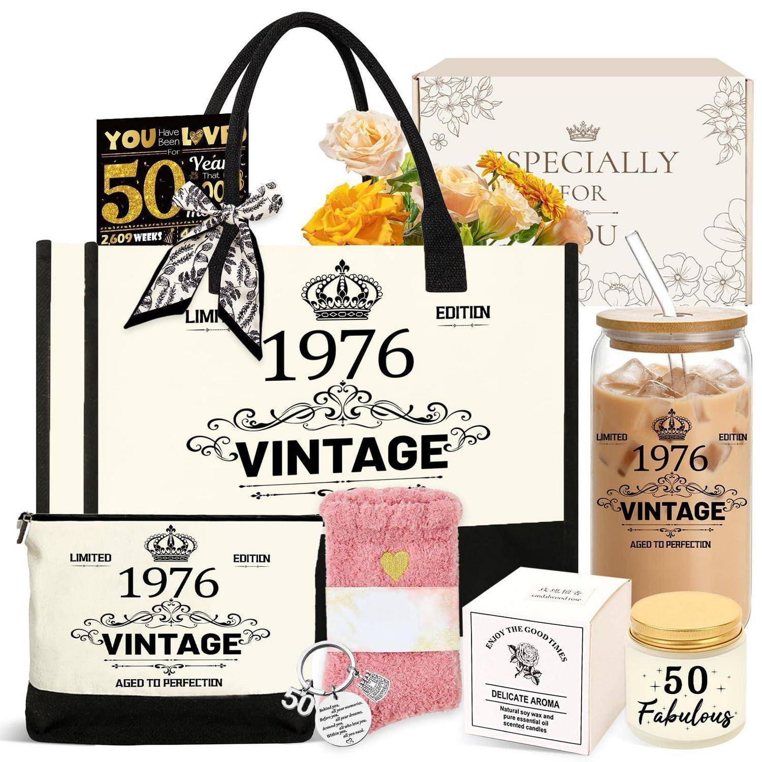 Sortiment von Geschenkverpackungen und Accessoires im Vintage-Stil, darunter Tragetaschen, Glaskerze, Schachteln, Blumenbox und rosa Handtuch, alle mit der Aufschrift „1976 VINTAGE
