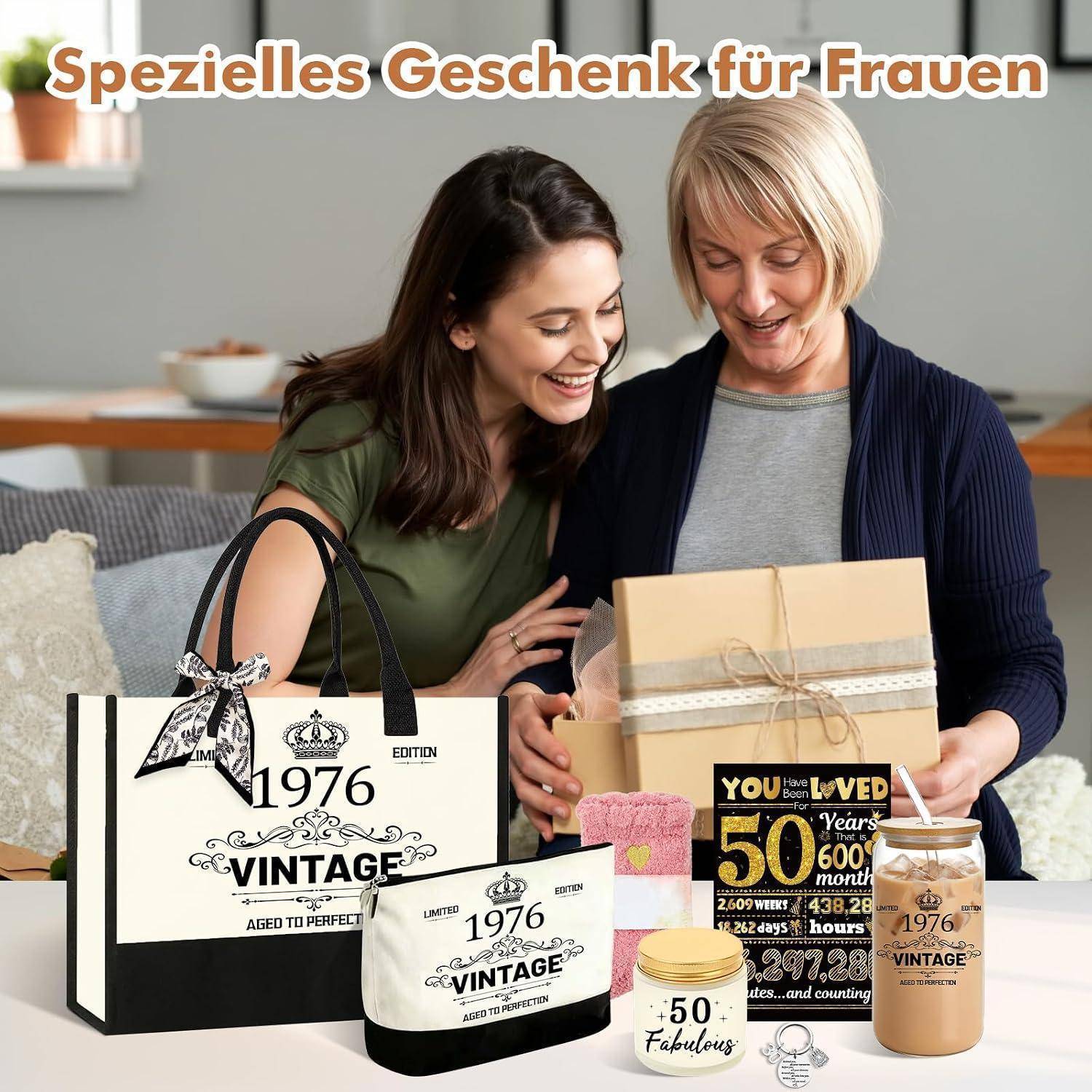 Zwei Frauen lächeln, während sie eine Geschenkbox mit der Aufschrift „Spezielle Geschenke für Frauen
