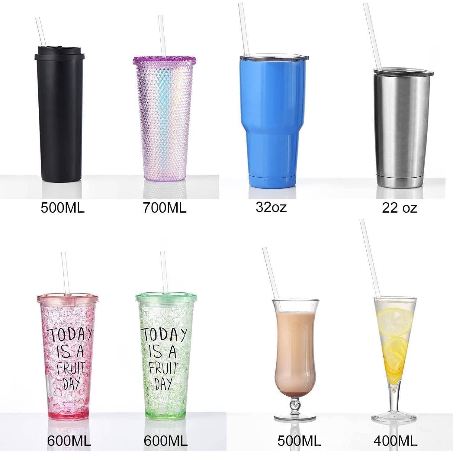 Collage aus acht wiederverwendbaren Trinkbechern und Tassen mit Strohhalmen in verschiedenen Stilen und Größen, beschriftet mit 500ML, 700ML, 32oz, 22 oz, 600ML, 600ML, 500ML und 400ML.