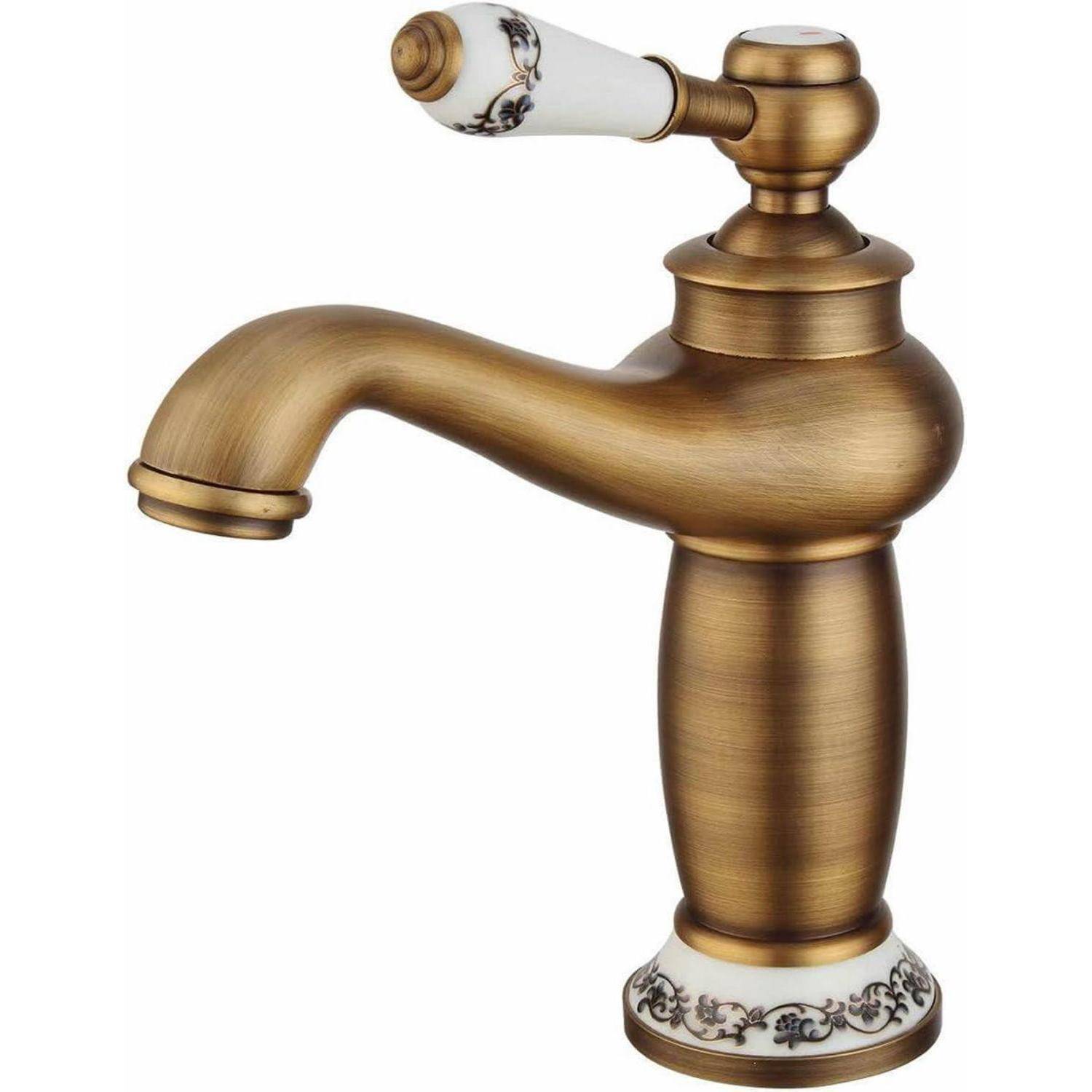 Antiquisierter Bronzeausguss im Badezimmerstil mit weißem Porzellangriff und floralen Akzenten, isoliert auf weißem Hintergrund dargestellt.