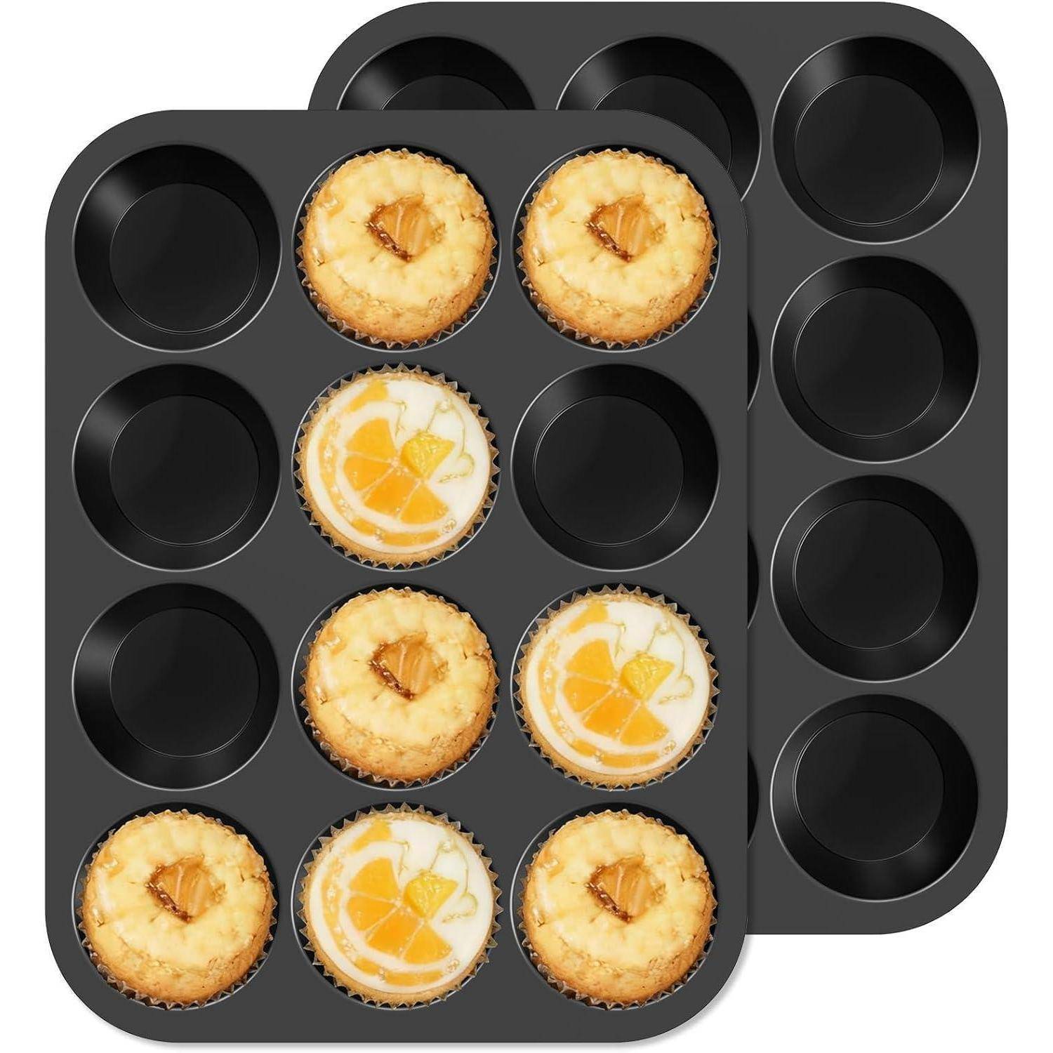 Zwei antihaftbeschichtete Muffinformen, eine beladen mit Ananas- und Orangen-Minimuffins, von oben auf weißem Hintergrund abgebildet.