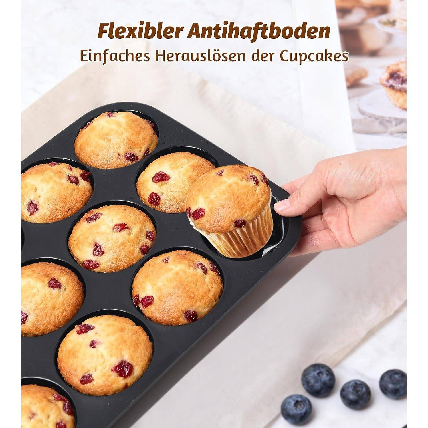 Hand hält eine Muffinform mit flexiblem Boden beim Herausnehmen von gebackenen Cupcakes; Text sagt „Flexibler Antihaftboden
