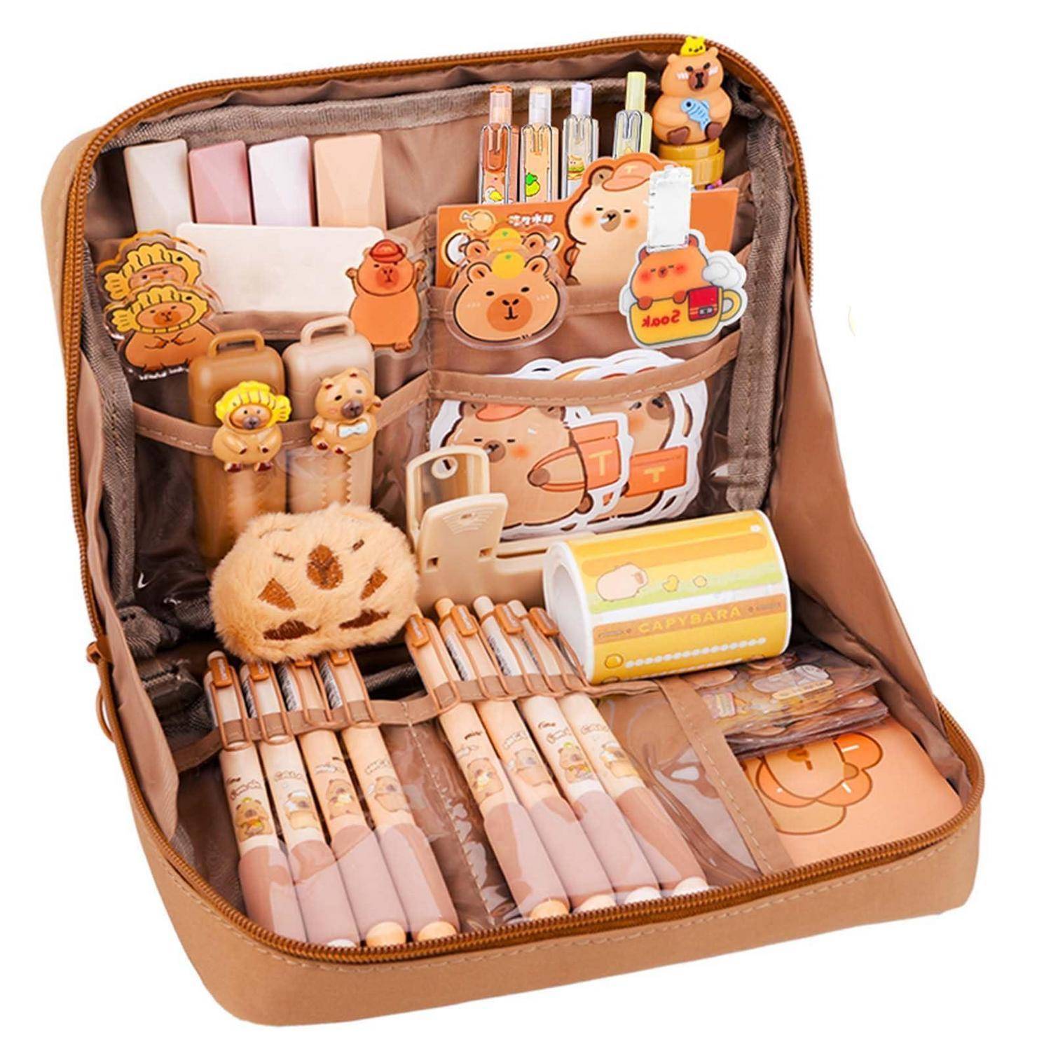 Offene hellbraune Federtasche mit Reißverschluss gefüllt mit Pastellstiften, Haftnotizen, Klammern und niedlichen bärenthematischen Schreibwaren-Zubehörteilen.