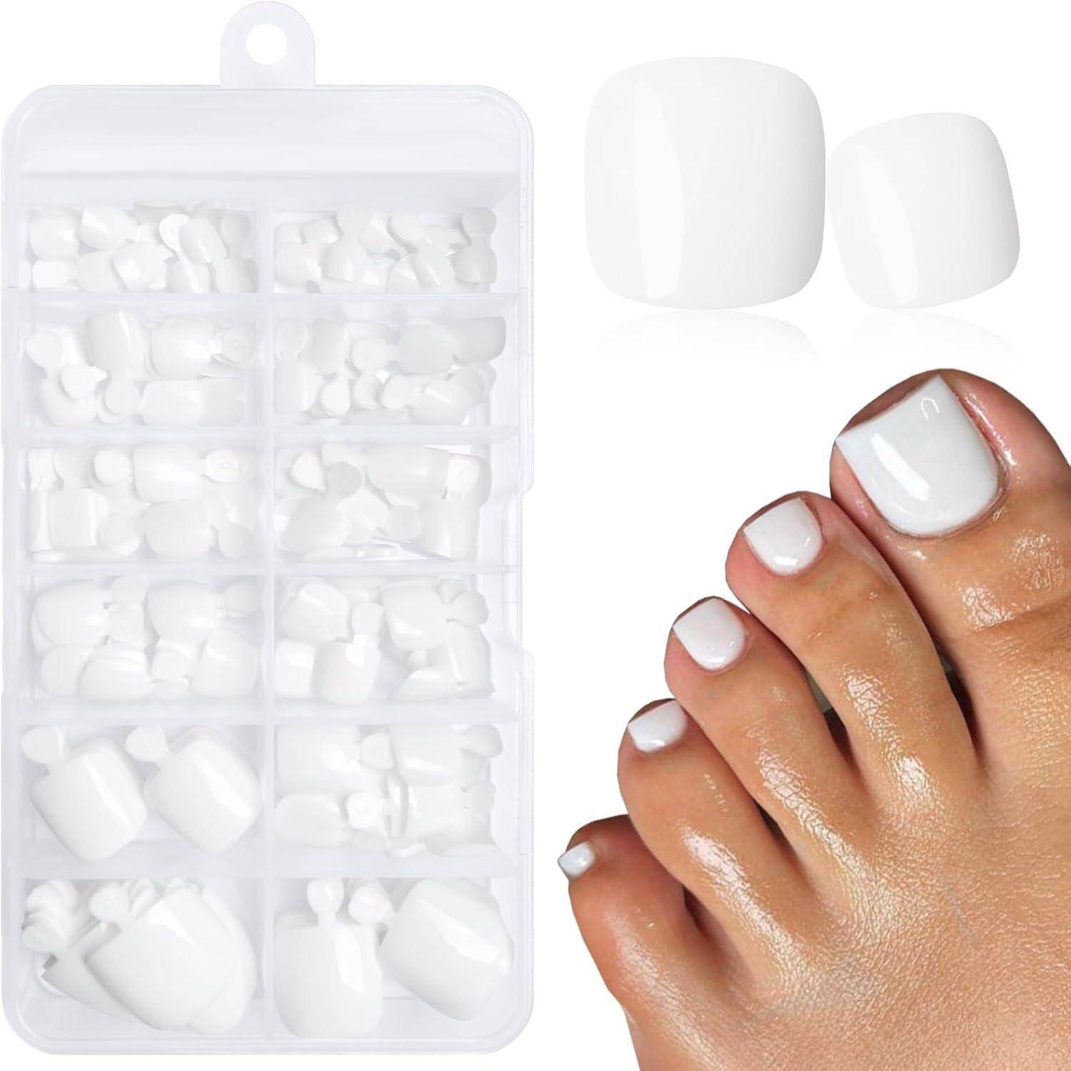 Weiße künstliche Zehennägel in einem Aufbewahrungscase neben einem Fuß mit einer weißen Pediküre, die Nagelspitzen zur Zehenverbesserung zeigt.