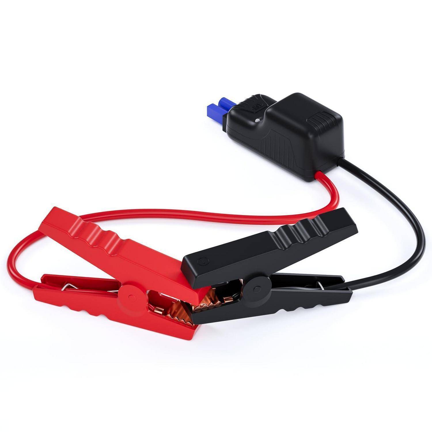 Rote und schwarze Batterieüberbrückungskabelklemmen, die an einen schwarzen Ladestecker auf weißem Hintergrund angeschlossen sind.