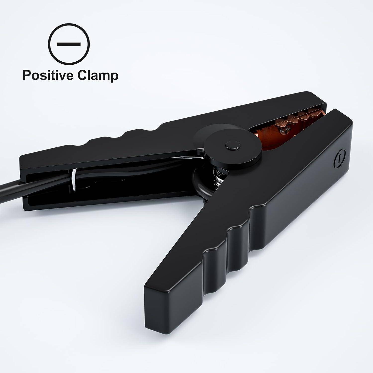 Schwarze positive Klemme mit angebrachtem Kabel, offen gezeigt und mit „Positive Klemme