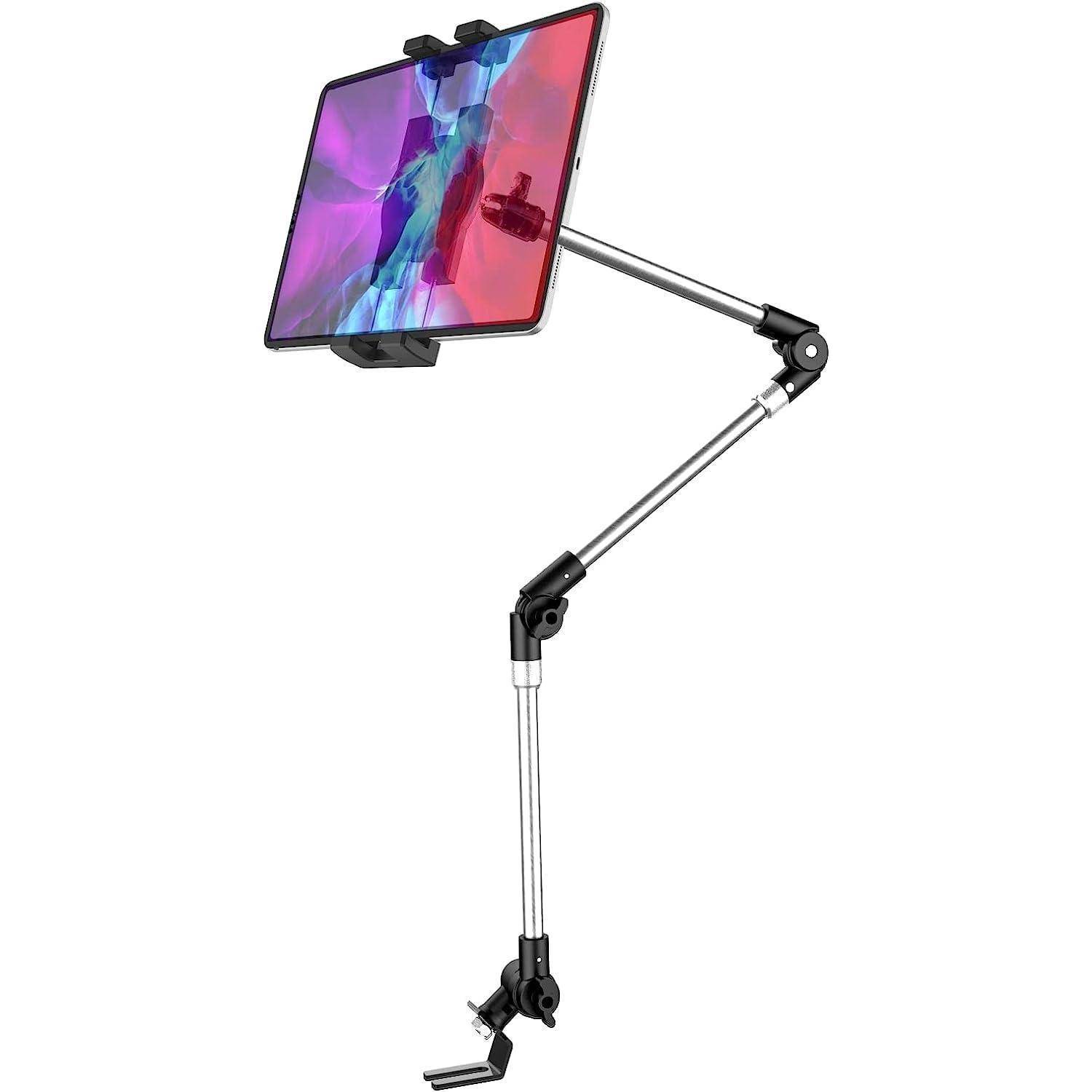 Verstellbarer Metallarm mit einer Klemmhalterung, die ein Tablet oder einen Monitor auf weißem Hintergrund hält.