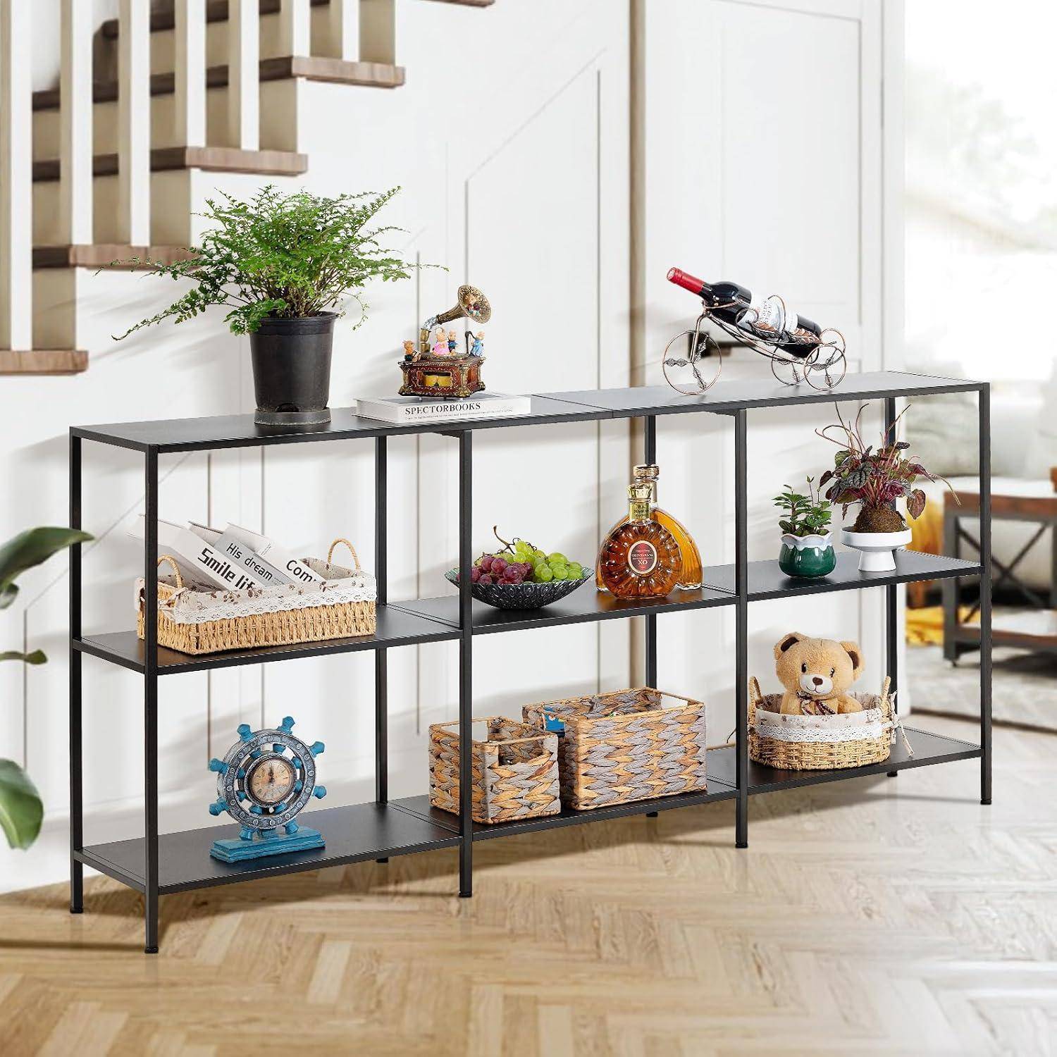 Schwarzes Metallkonsolenregal neben einer Treppe, dekoriert mit Topfpflanzen, Körben, Dekorationsgegenständen, einem Spielzeugauto und einem Teddybär in einem hellen Zimmer.
