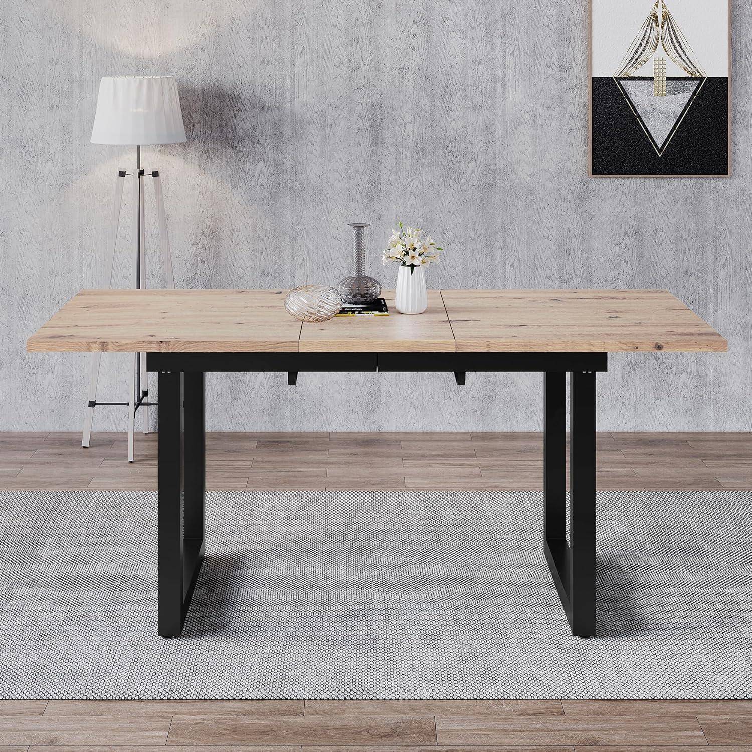 Moderner Esstisch mit einer Tischplatte aus hellem Holz und schwarzen Metallbeinen in einem minimalistischen Raum, mit einer Stehleuchte, einer Vase und Wandkunst.