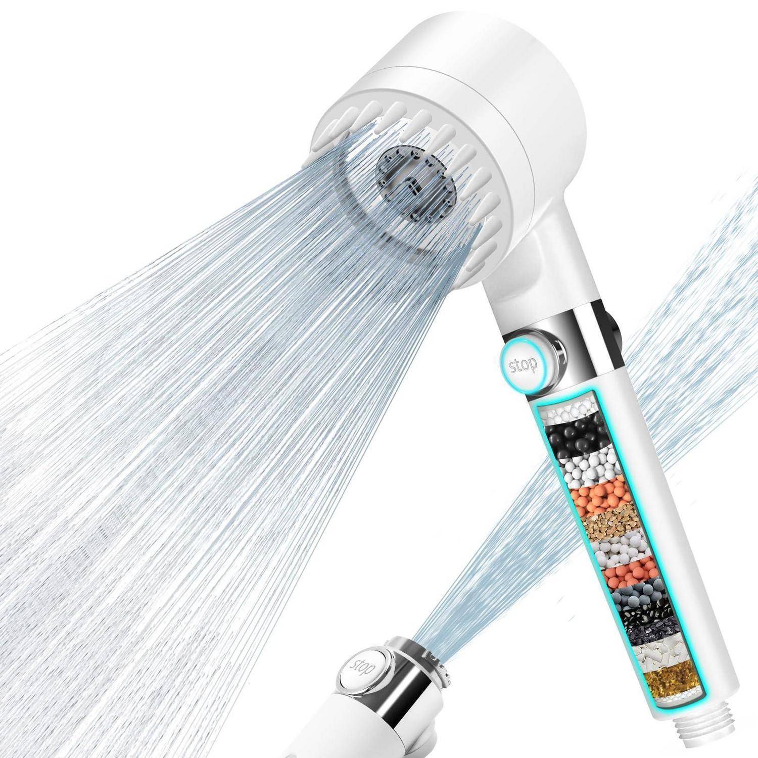Tragbarer Duschkopf mit einer 'Stopp'-Taste und sichtbarem Filterkammer, der Wasser in mehreren Strahlen auf weißem Hintergrund versprüht.