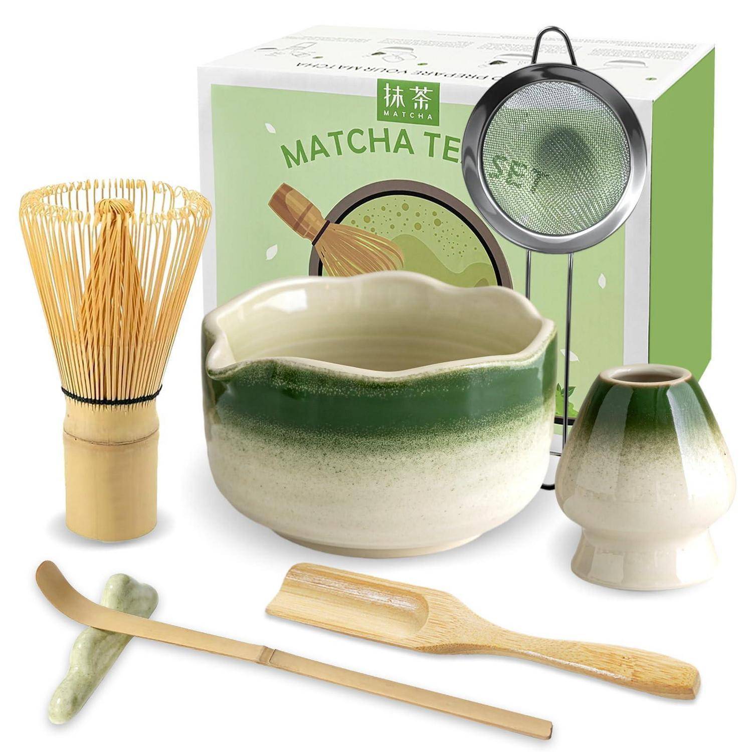Matcha-Tee-Zeremonie-Set mit Schüssel, Bambusbesen, Sieb, Löffel und Beshalter vor der Produktbox ausgestellt.