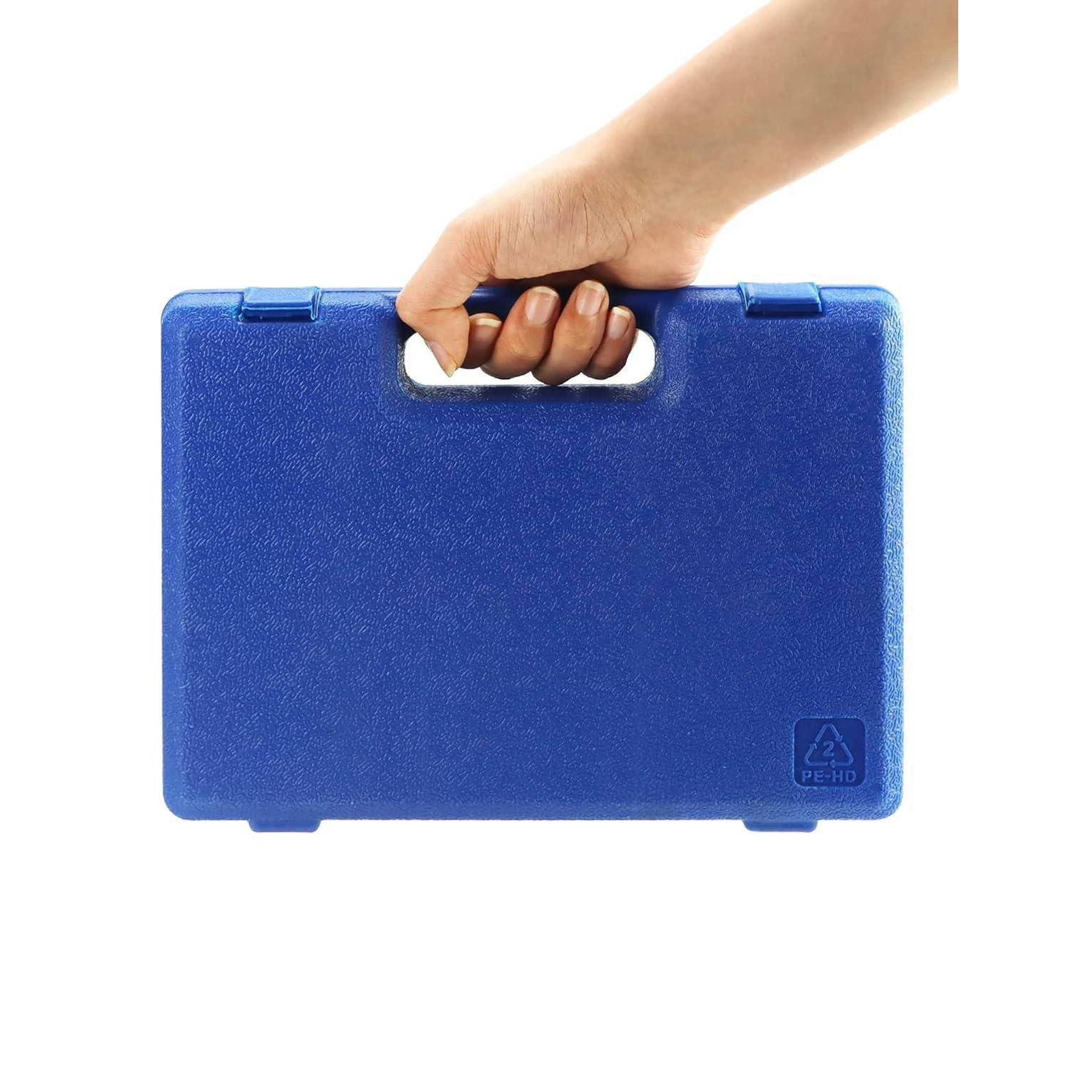 Hand, die einen blauen Kunststoff-Aktenkoffer gegen einen weißen Hintergrund hält.