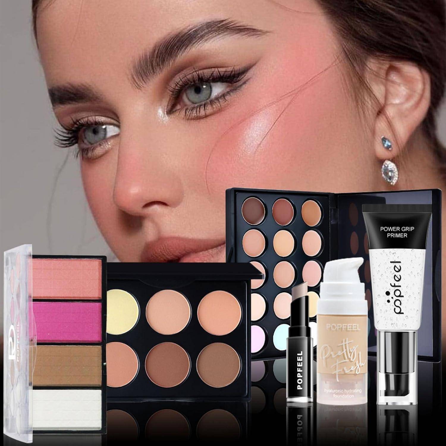 Makeup-Produkte, die vor einem Nahaufnahme-Frauengesicht angezeigt werden: Lidschatten-Paletten, Puder, Lippenstift, Primer und Foundation.