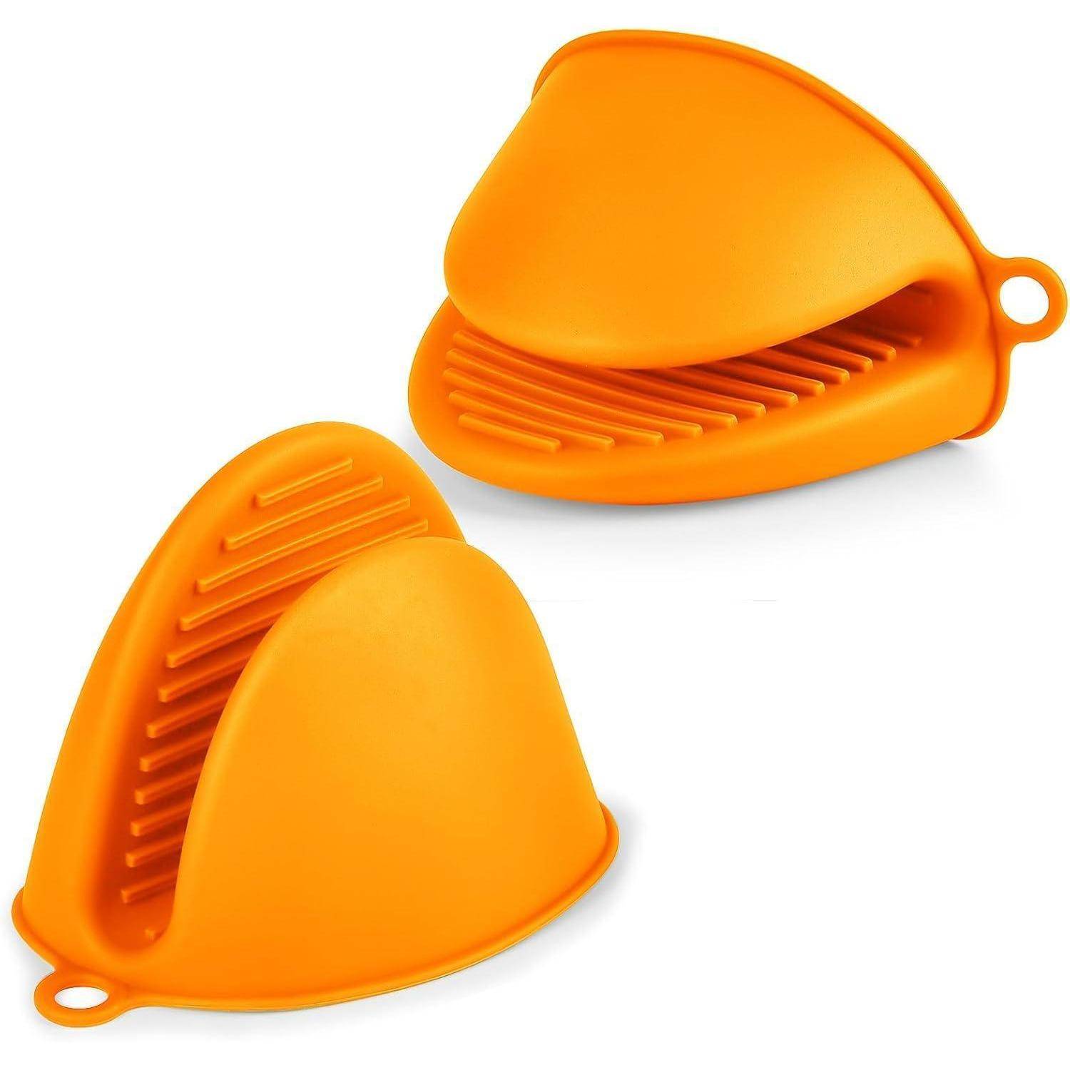 Zwei orange Silikonofenhandschuhe, von vorne und von der Seite gezeigt, mit geriffelten Griffoberflächen und Aufhängeschleifen auf weißem Hintergrund.