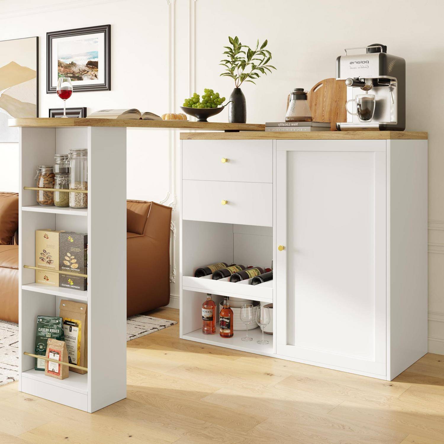 Moderne Kücheninsel mit offenen Regalen, Schubladen und einer integrierten Kaffeemaschine, die Gläser, Wein und Flaschen präsentiert