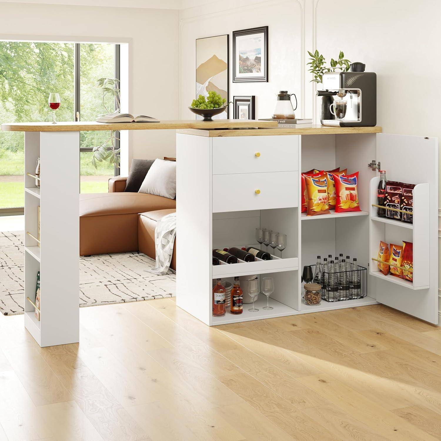Moderne Kücheninsel mit Holzarbeitsplatte, integriertem Stauraum, Weinregal, Snacks und Kaffeemaschine; offene Regale auf einer Seite.